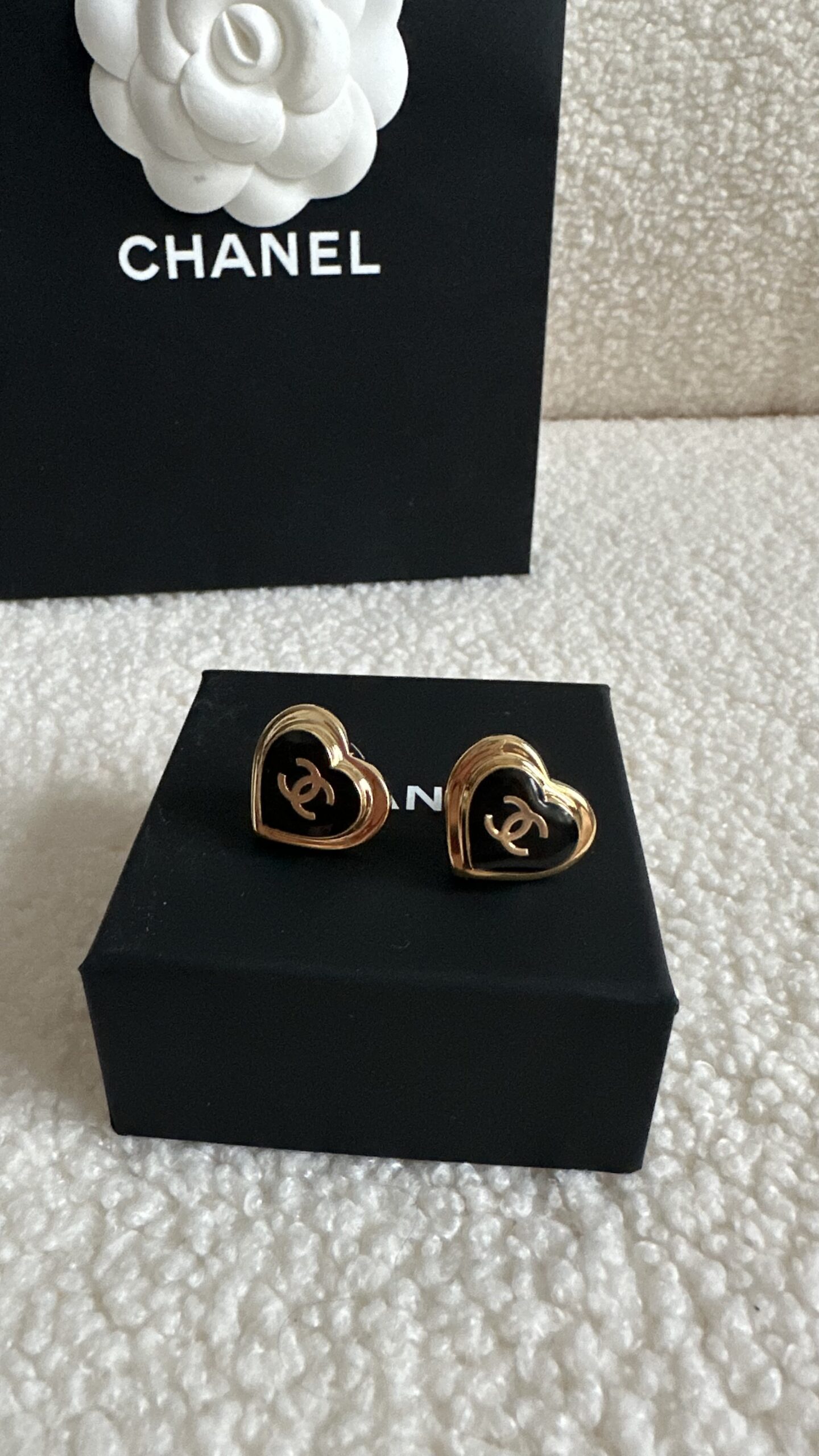 Chanel kolczyki serca złoto i czerń - obrazek 3