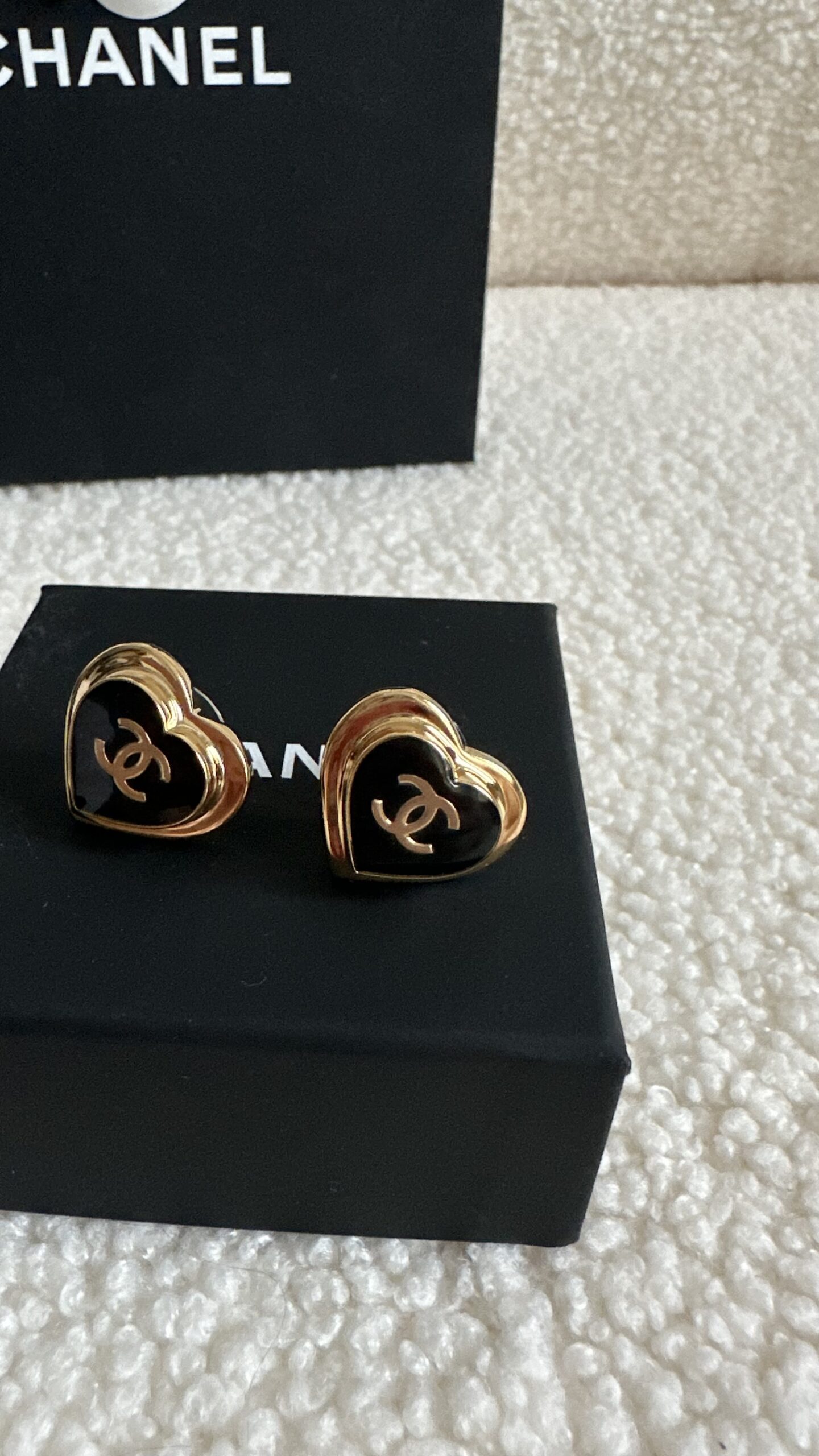 Chanel kolczyki serca złoto i czerń - obrazek 4