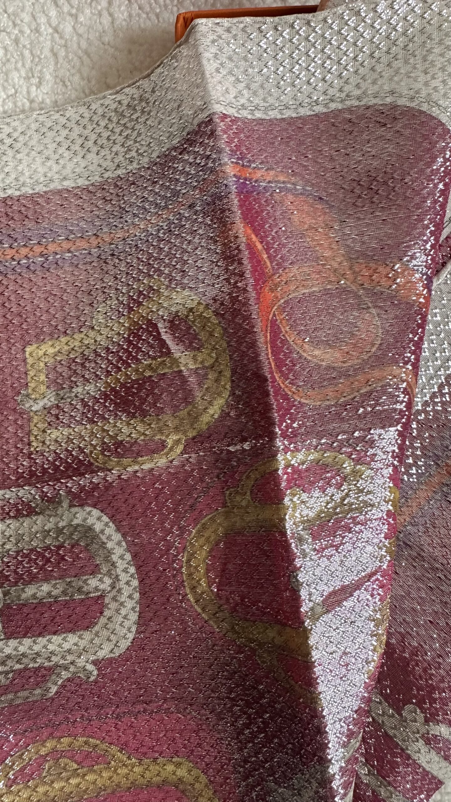 Hermes apaszka jedwabna chusta z połyskiem metalicznym - obrazek 2