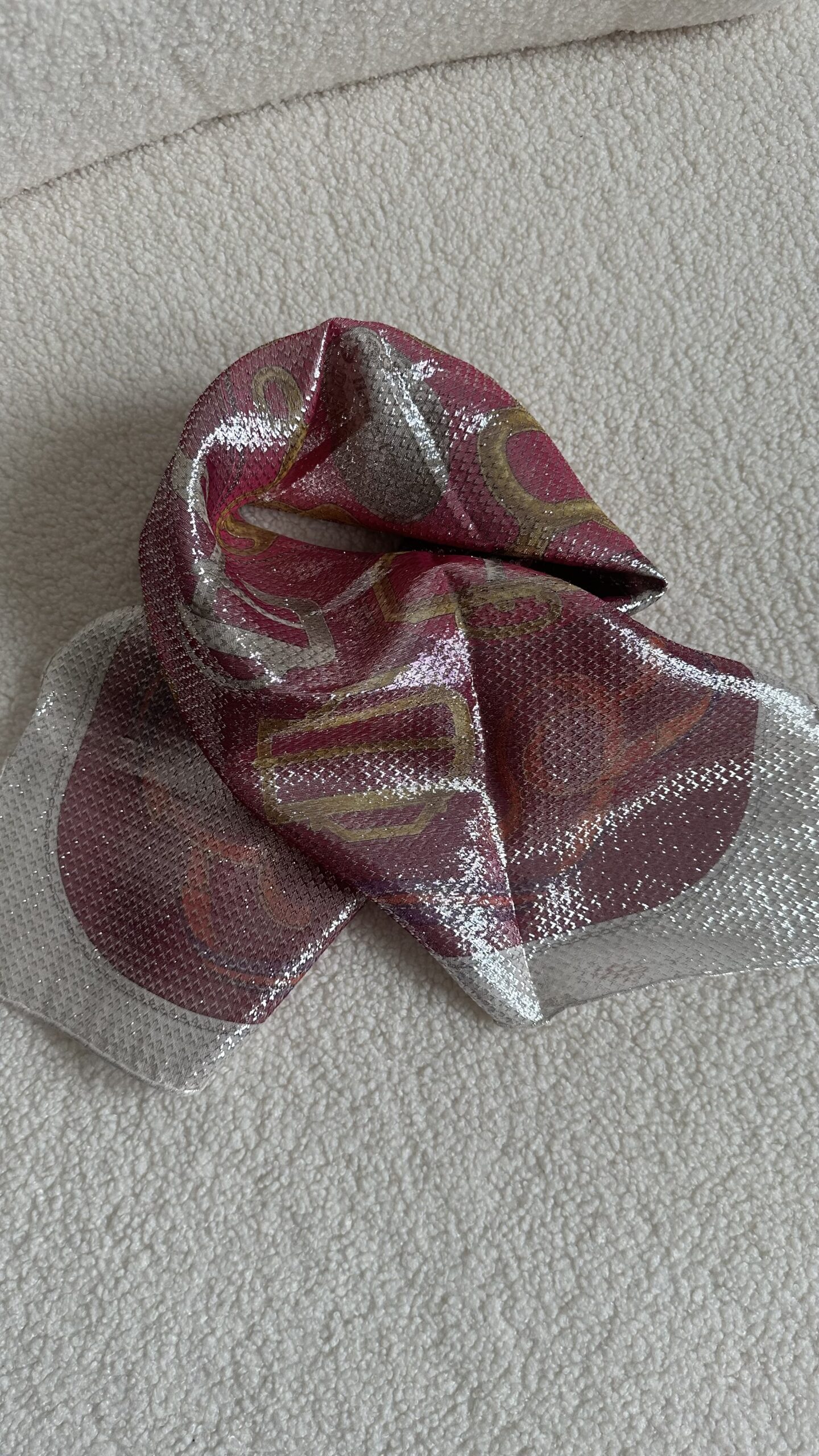 Hermes apaszka jedwabna chusta z połyskiem metalicznym - obrazek 4