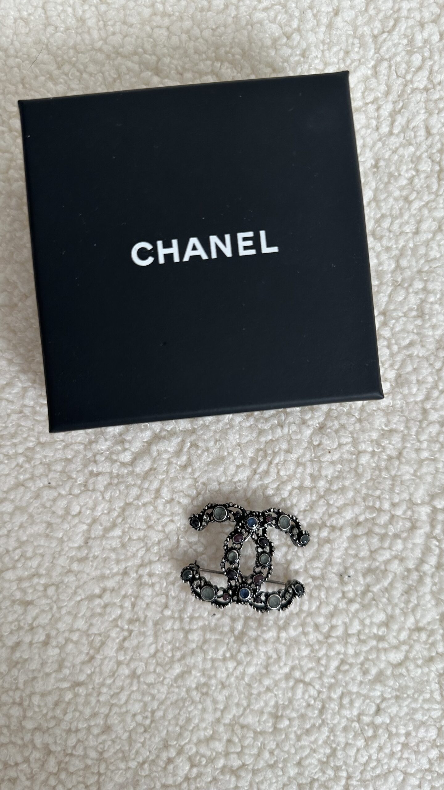 Chanel broszka srebro postarzałe i kamienie