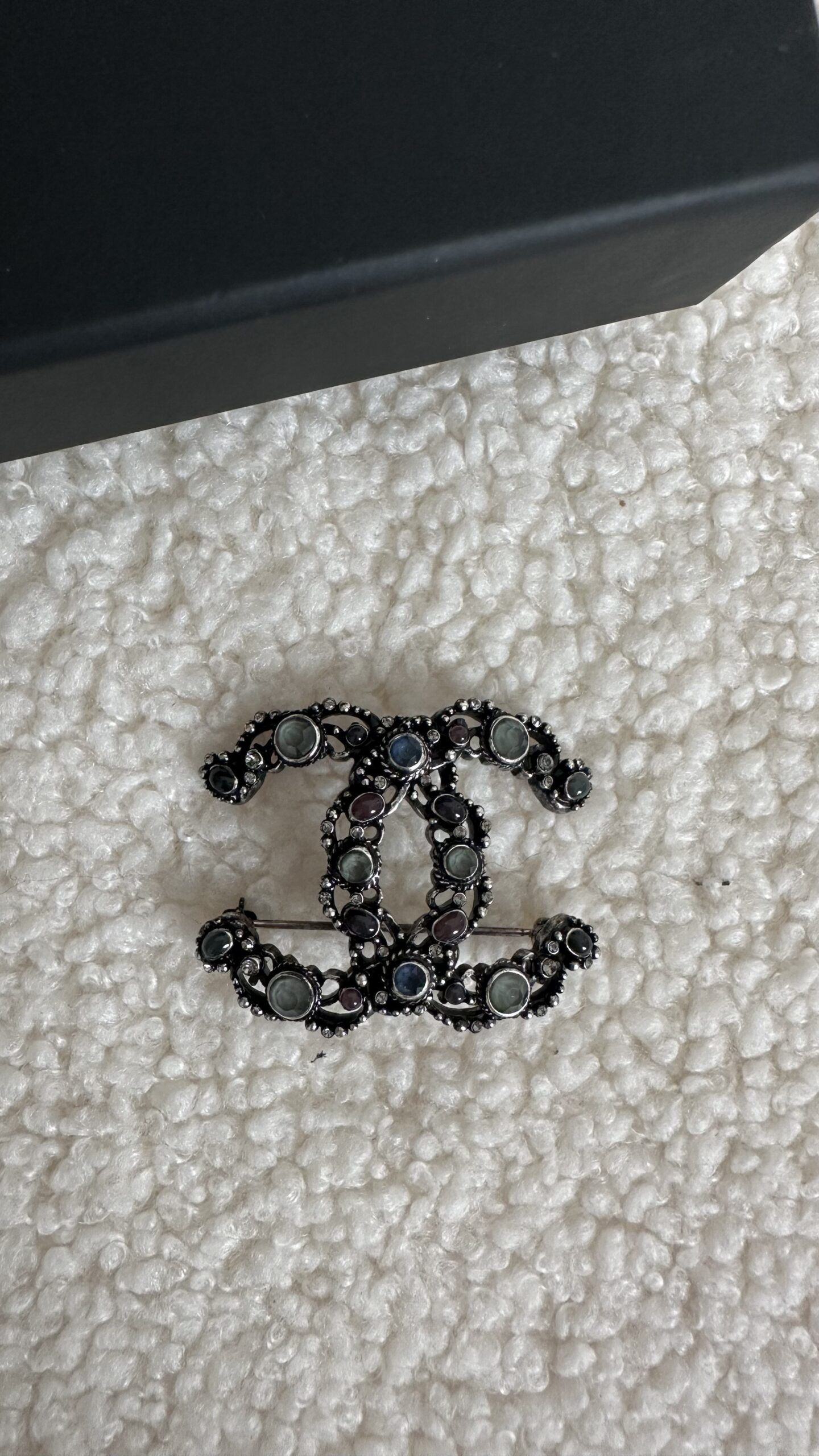 Chanel broszka srebro postarzałe i kamienie - obrazek 2