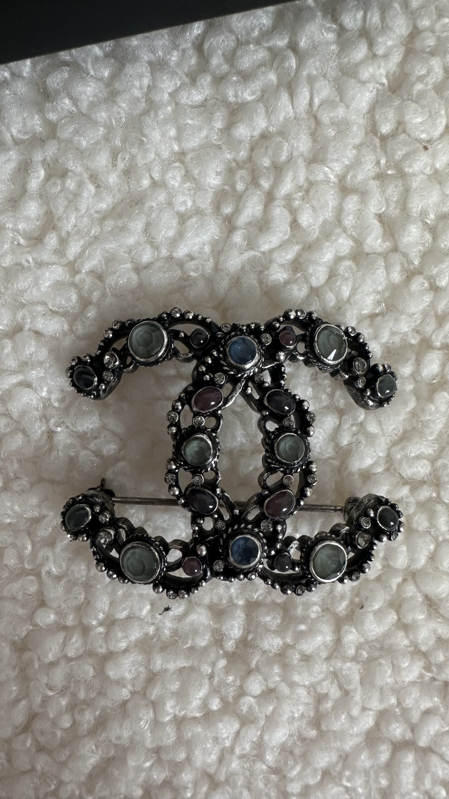 Chanel broszka srebro postarzałe i kamienie - obrazek 3