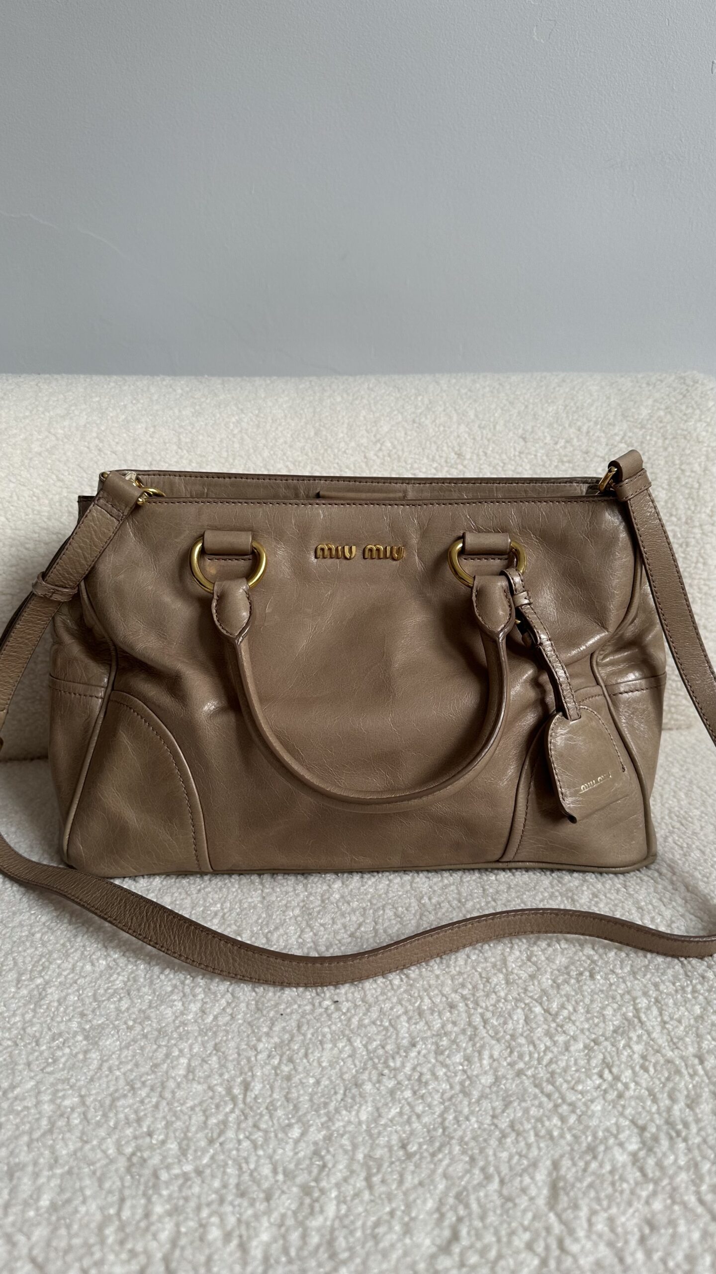 Miu Miu bezowa torebka na ramię i do ręki