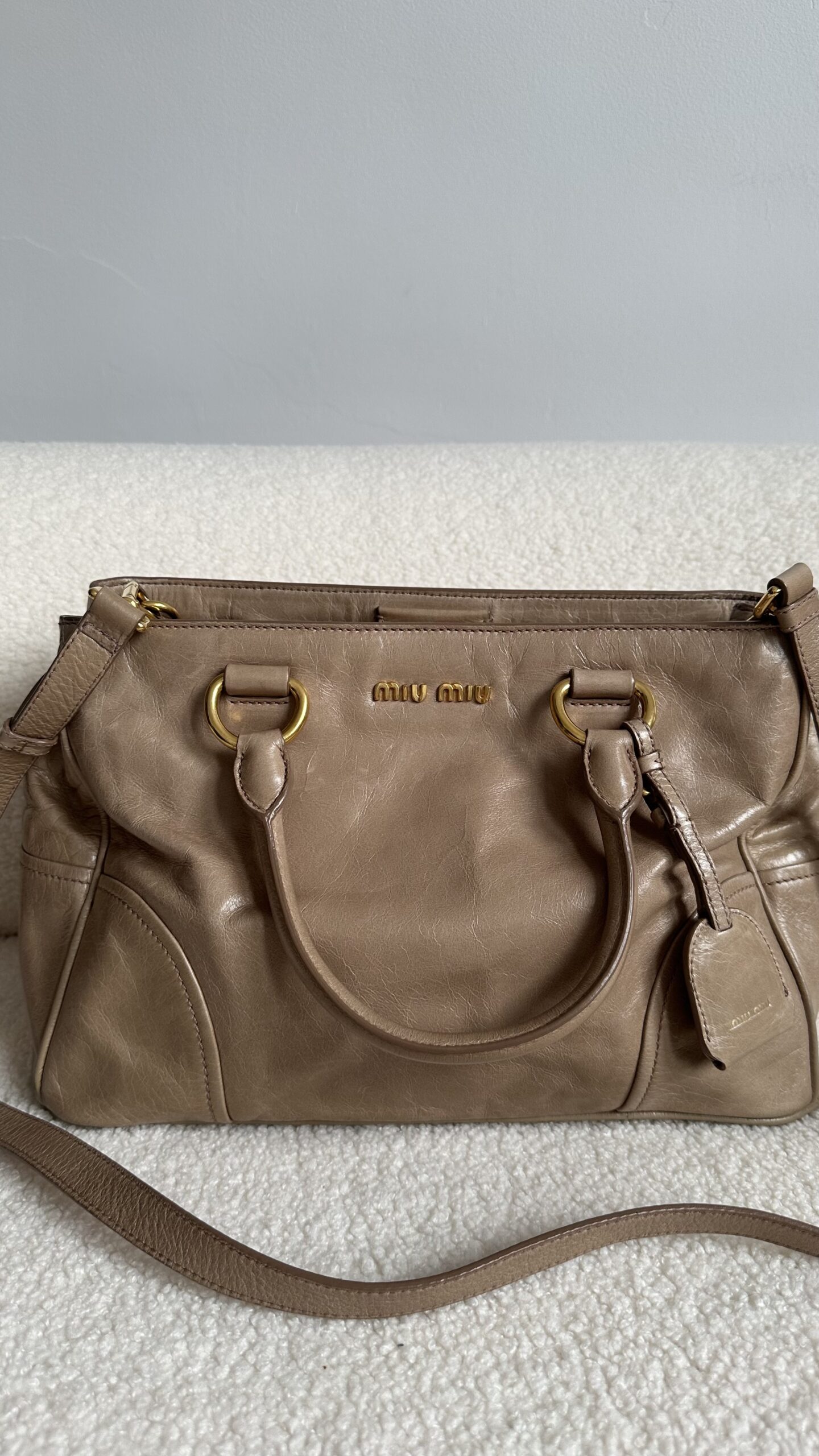 Miu Miu bezowa torebka na ramię i do ręki - obrazek 2
