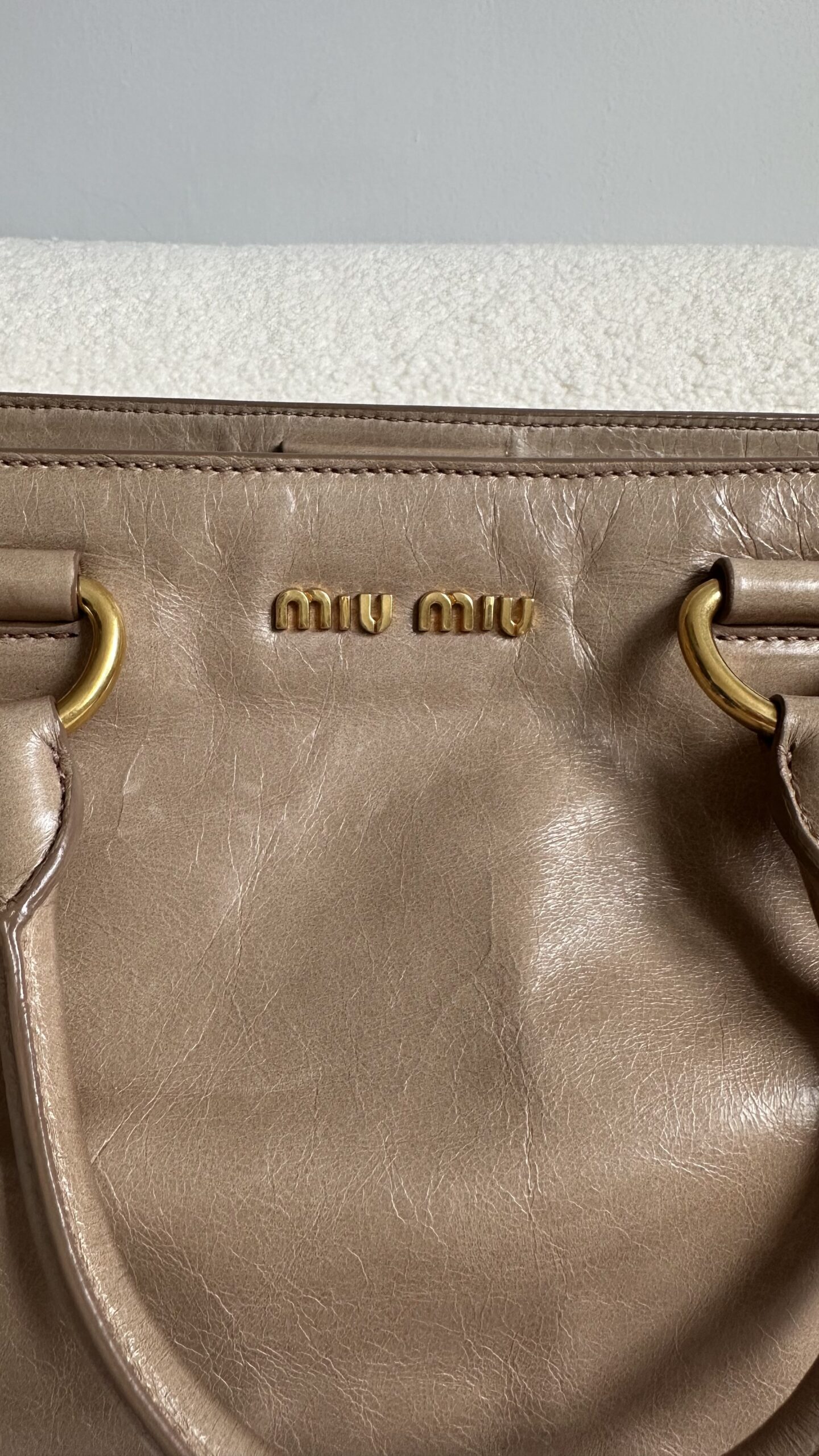 Miu Miu bezowa torebka na ramię i do ręki - obrazek 3