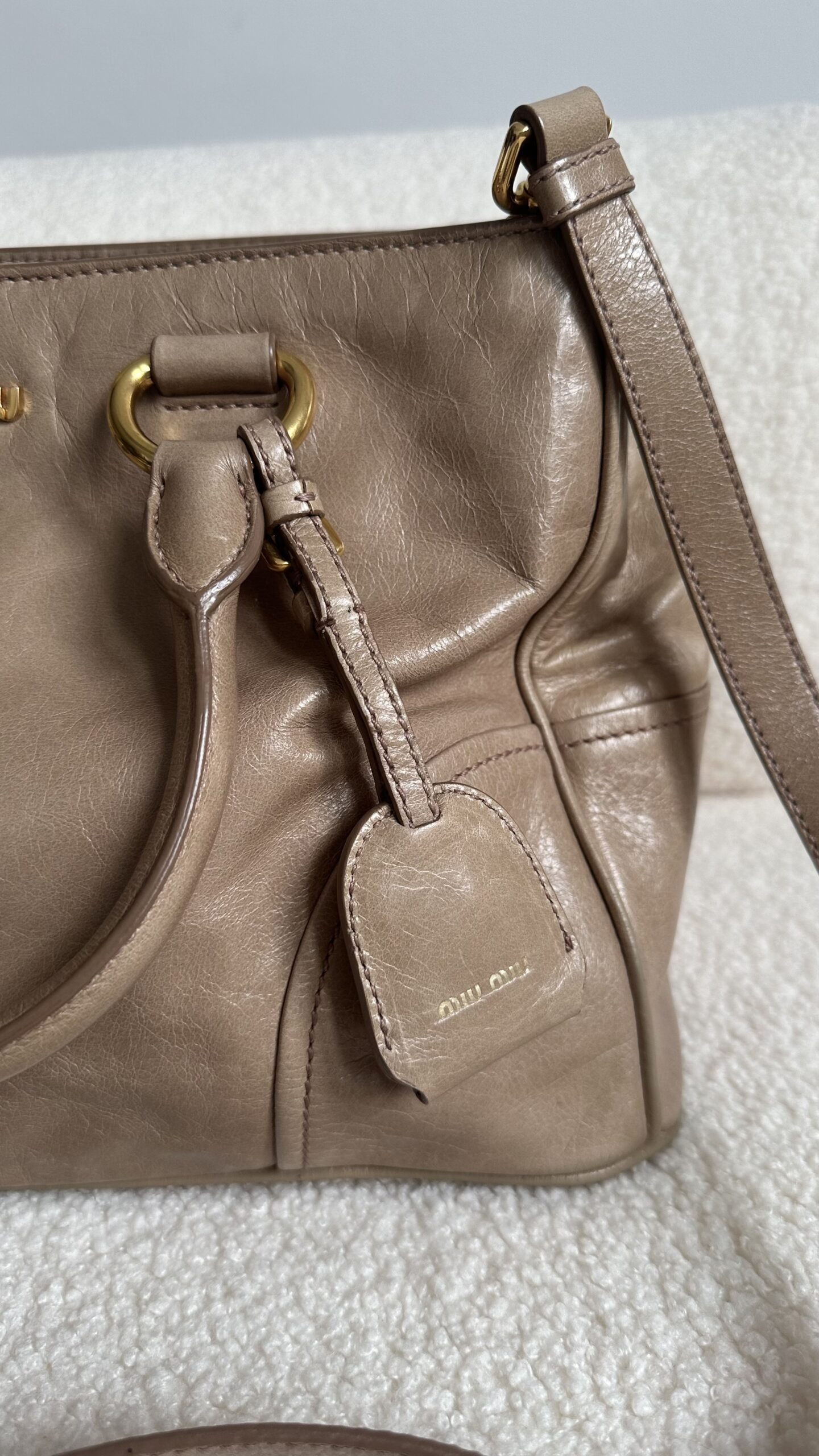 Miu Miu bezowa torebka na ramię i do ręki - obrazek 4