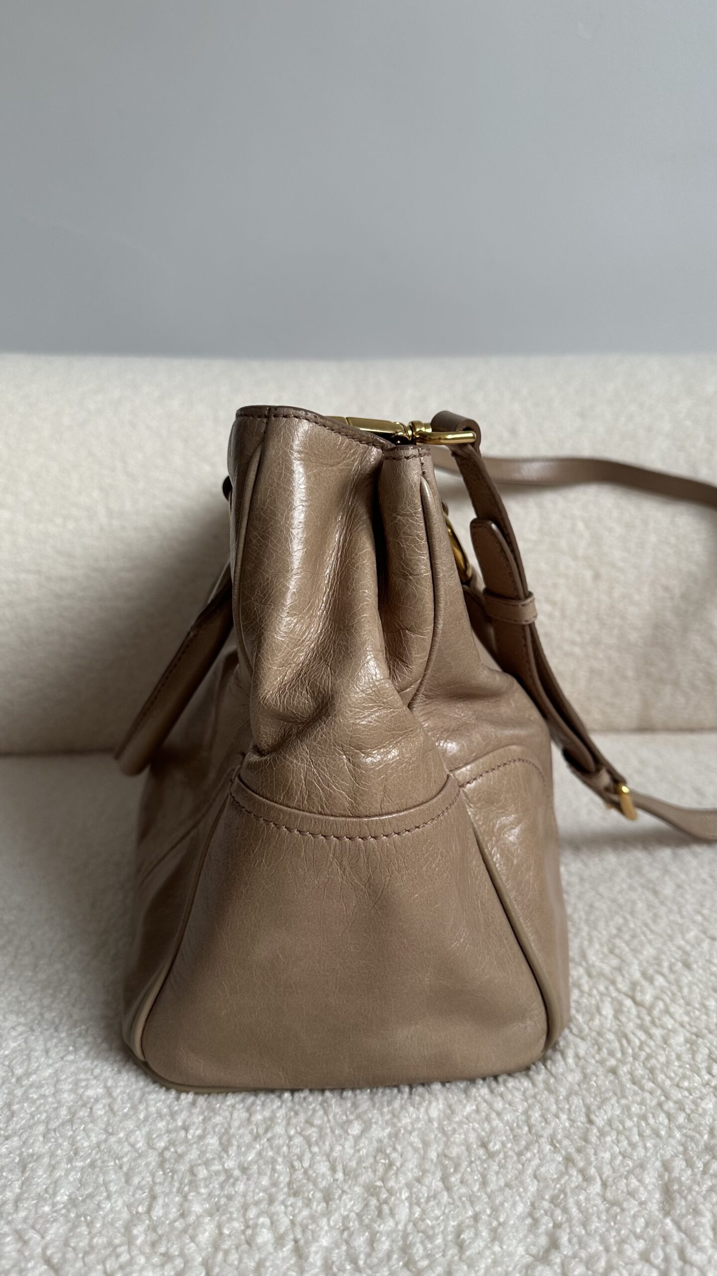 Miu Miu bezowa torebka na ramię i do ręki - obrazek 5