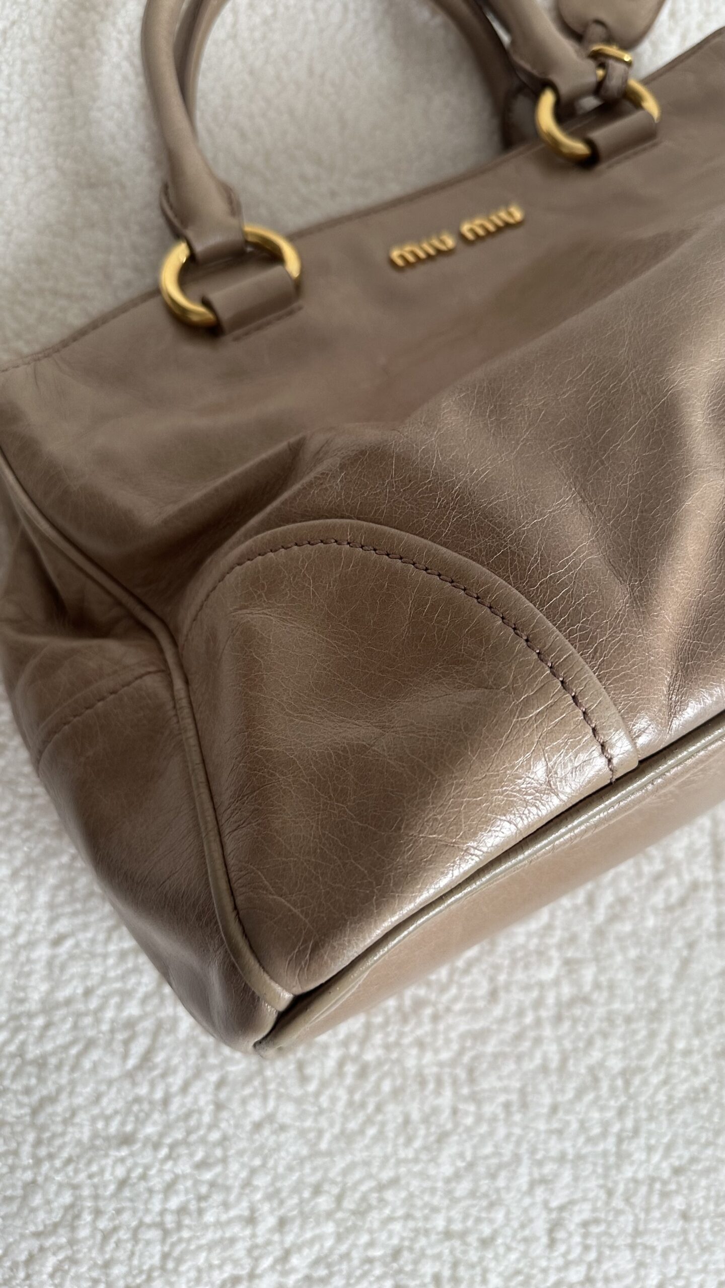 Miu Miu bezowa torebka na ramię i do ręki - obrazek 6