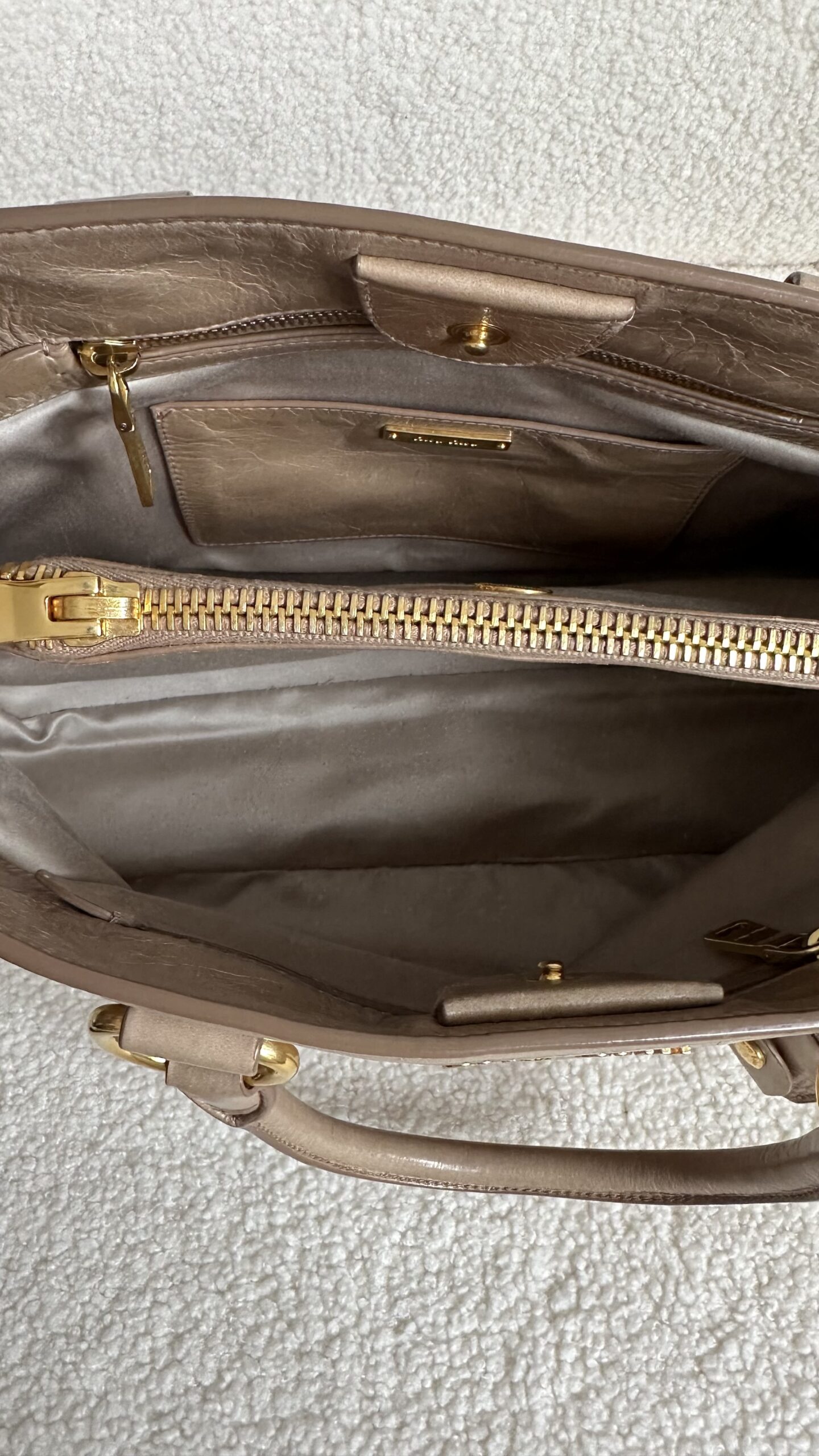 Miu Miu bezowa torebka na ramię i do ręki - obrazek 7