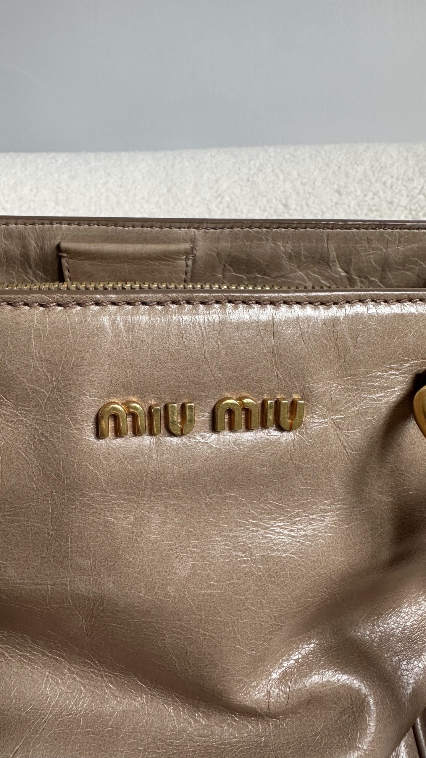 Miu Miu bezowa torebka na ramię i do ręki - obrazek 8