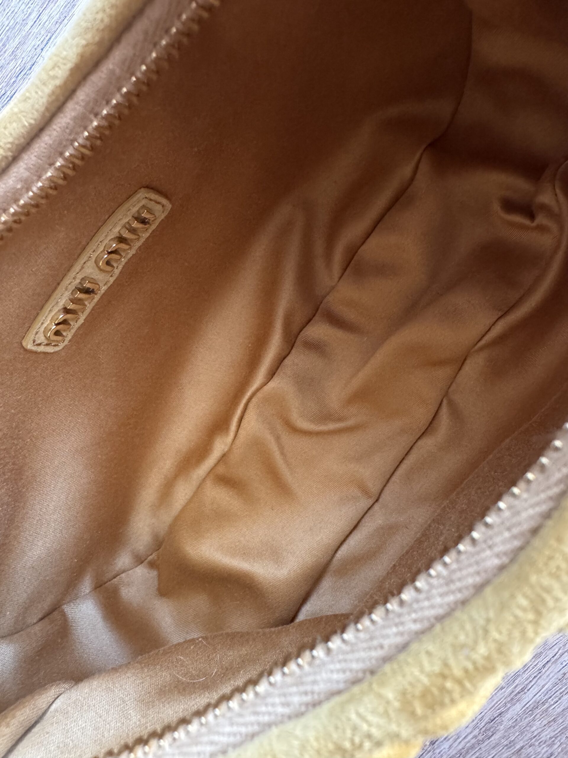 MIU MIU Wander Small Matelassè Suede Bag - torebka - obrazek 11