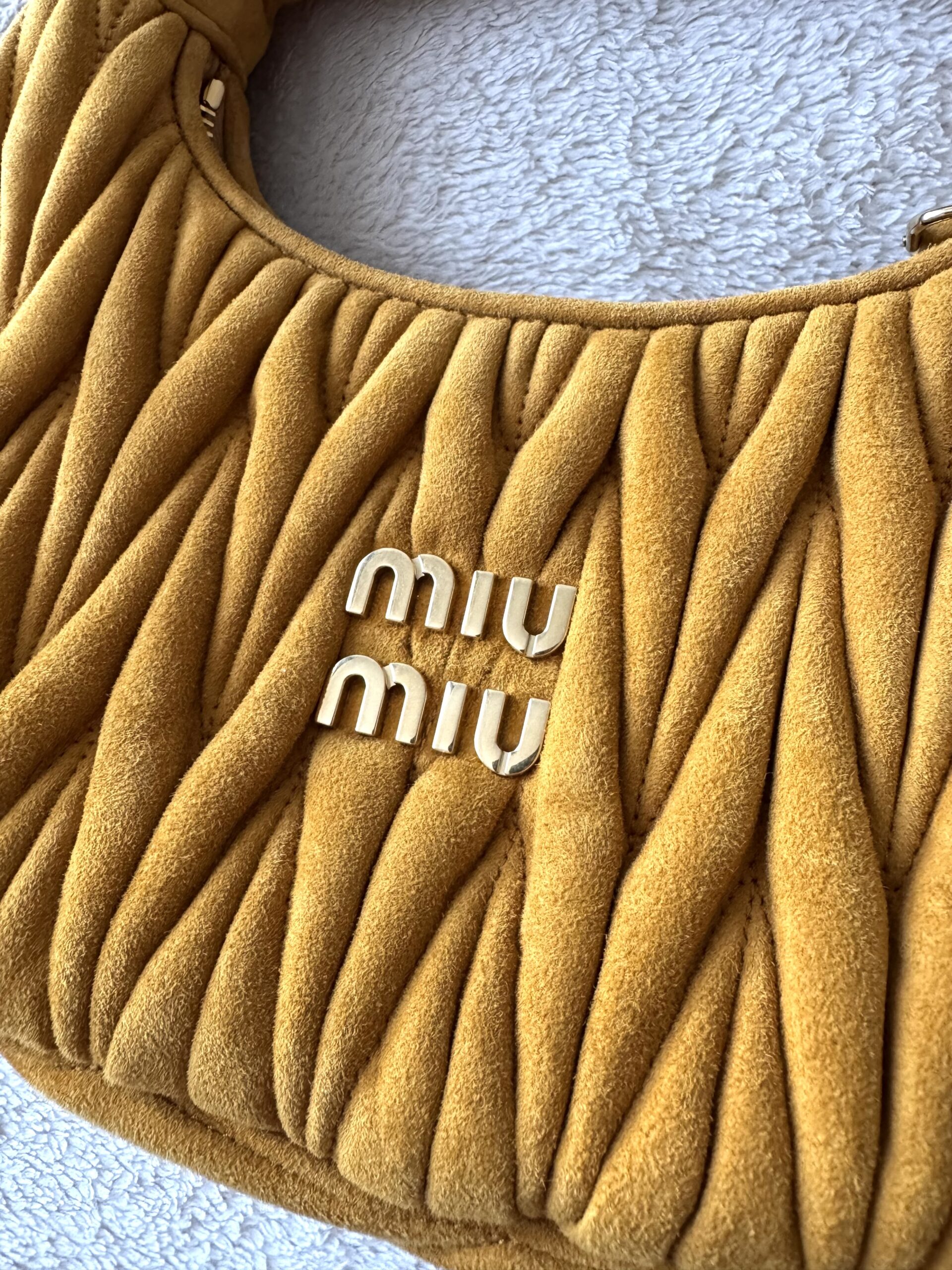 MIU MIU Wander Small Matelassè Suede Bag - torebka - obrazek 9