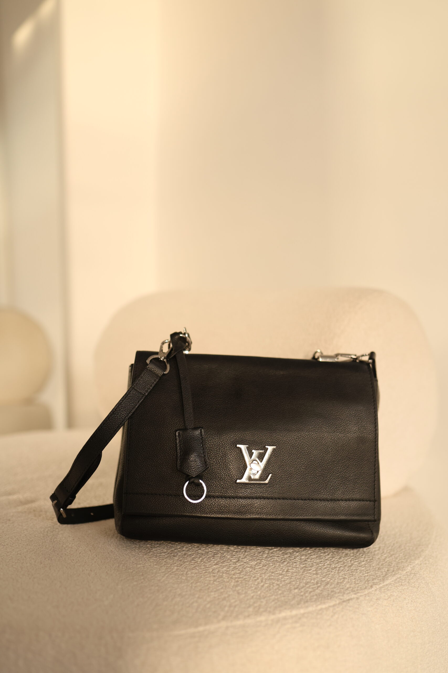 Louis Vuitton calfskin leather lockme czarna torebka