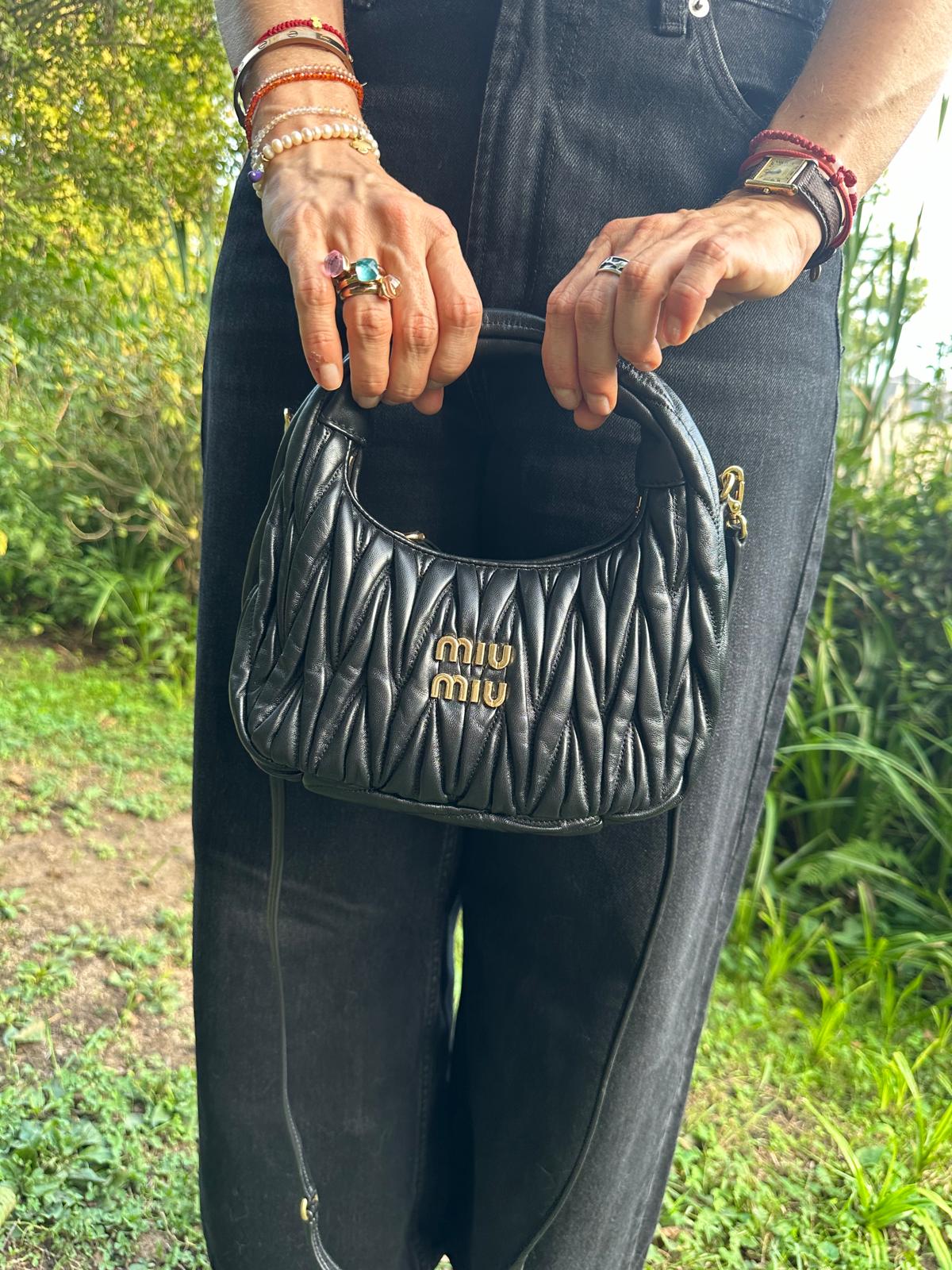 Miu Miu Wander matelassé suede bag czarna torebka - obrazek 3