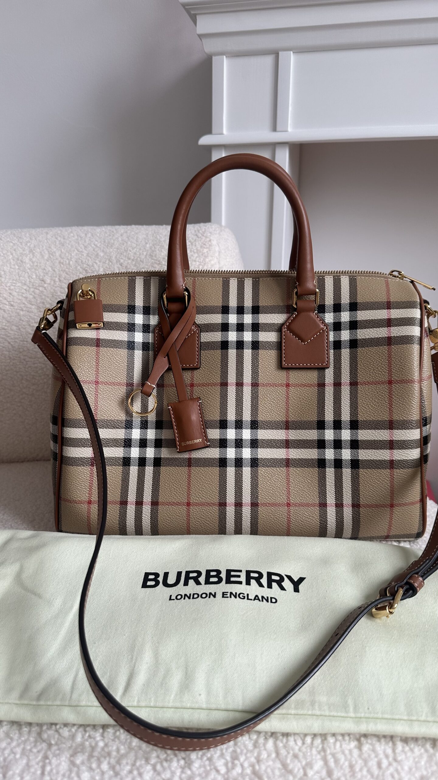 Burberry kuferek w kratkę na pasku