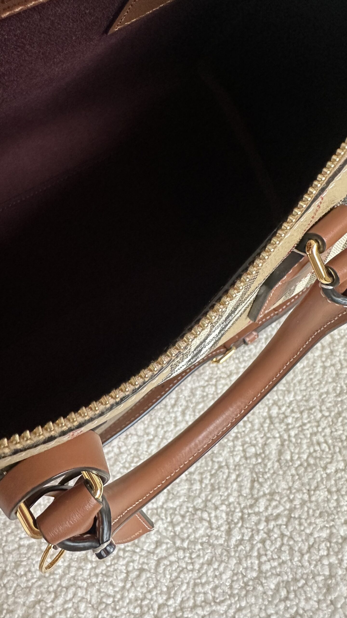 Burberry kuferek w kratkę na pasku - obrazek 5
