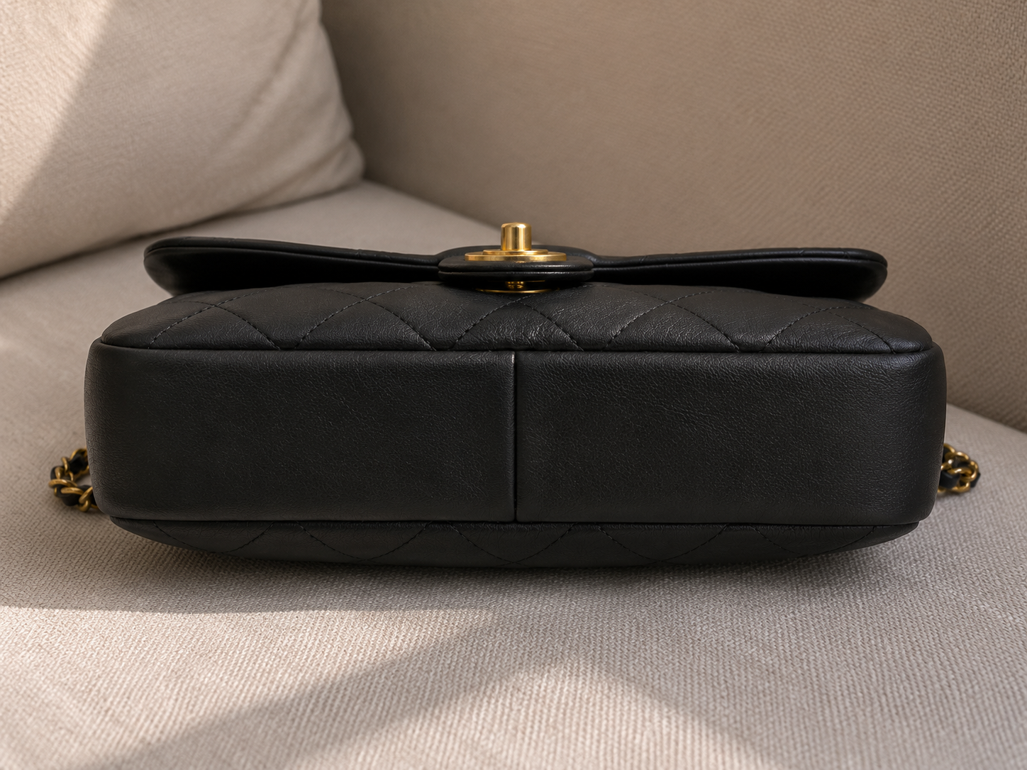 Chanel czarna torebka lambskin Quilted Small Circular Handle Bag Black - obrazek 5