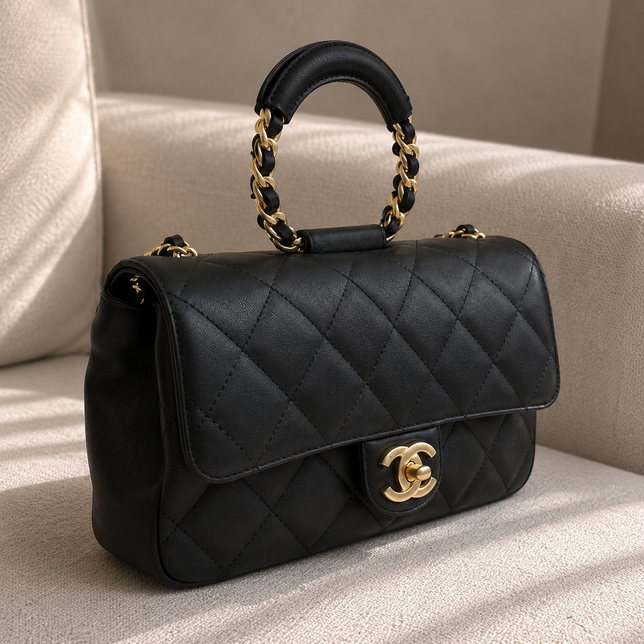 Chanel czarna torebka lambskin Quilted Small Circular Handle Bag Black - obrazek 2