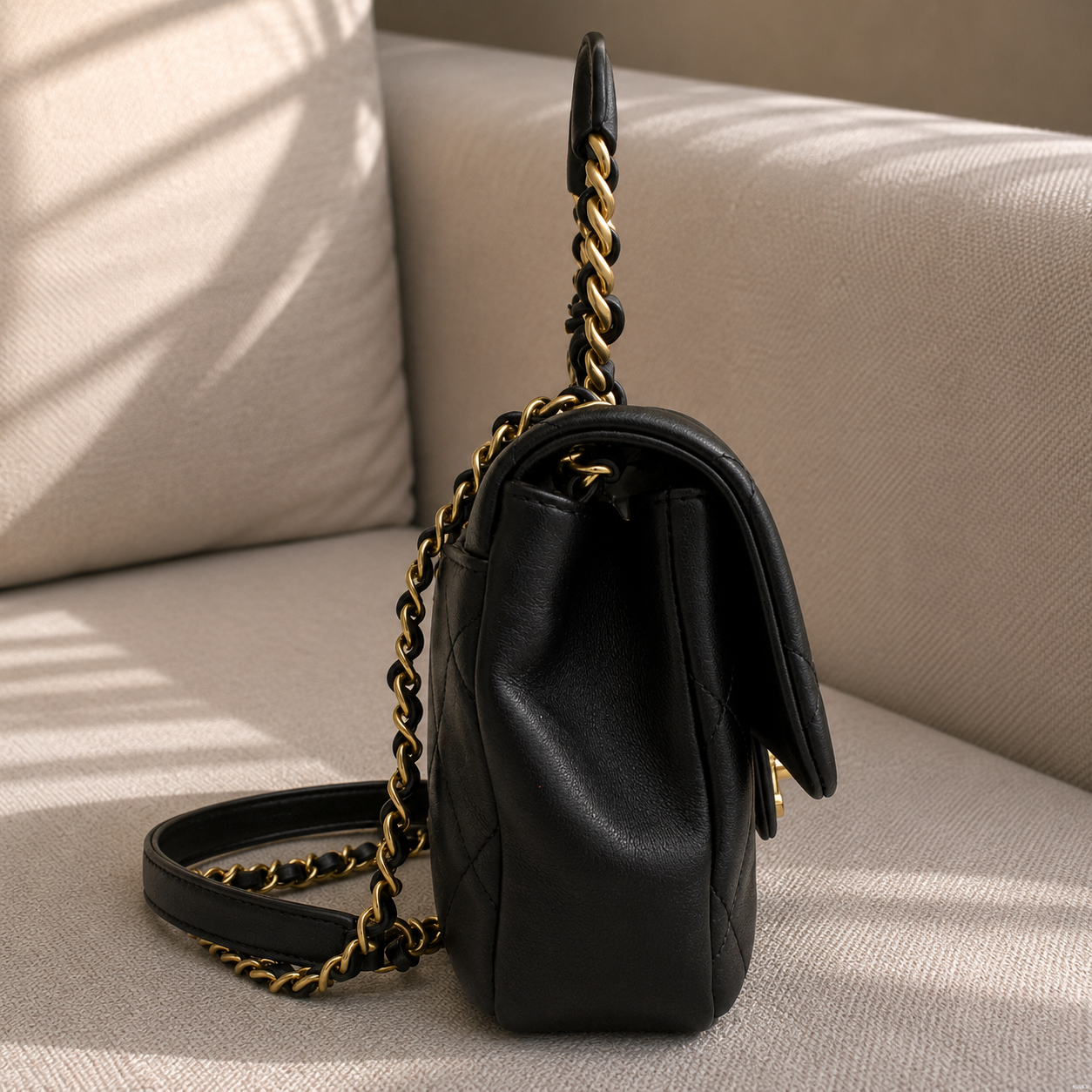 Chanel czarna torebka lambskin Quilted Small Circular Handle Bag Black - obrazek 6