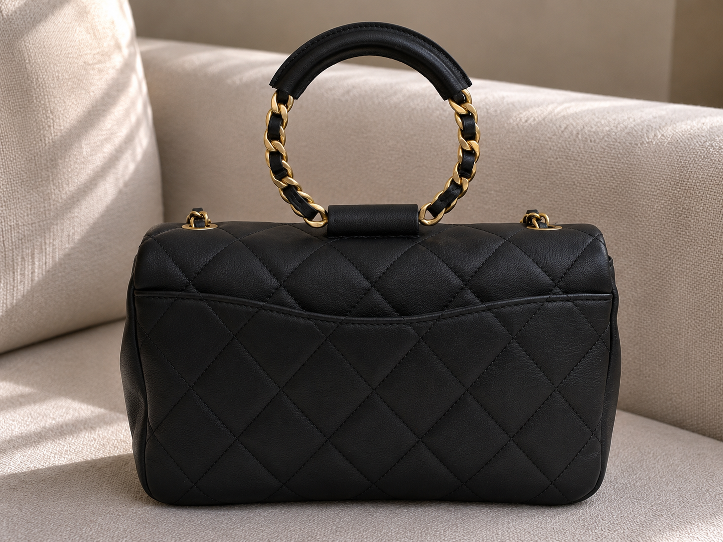 Chanel czarna torebka lambskin Quilted Small Circular Handle Bag Black - obrazek 3
