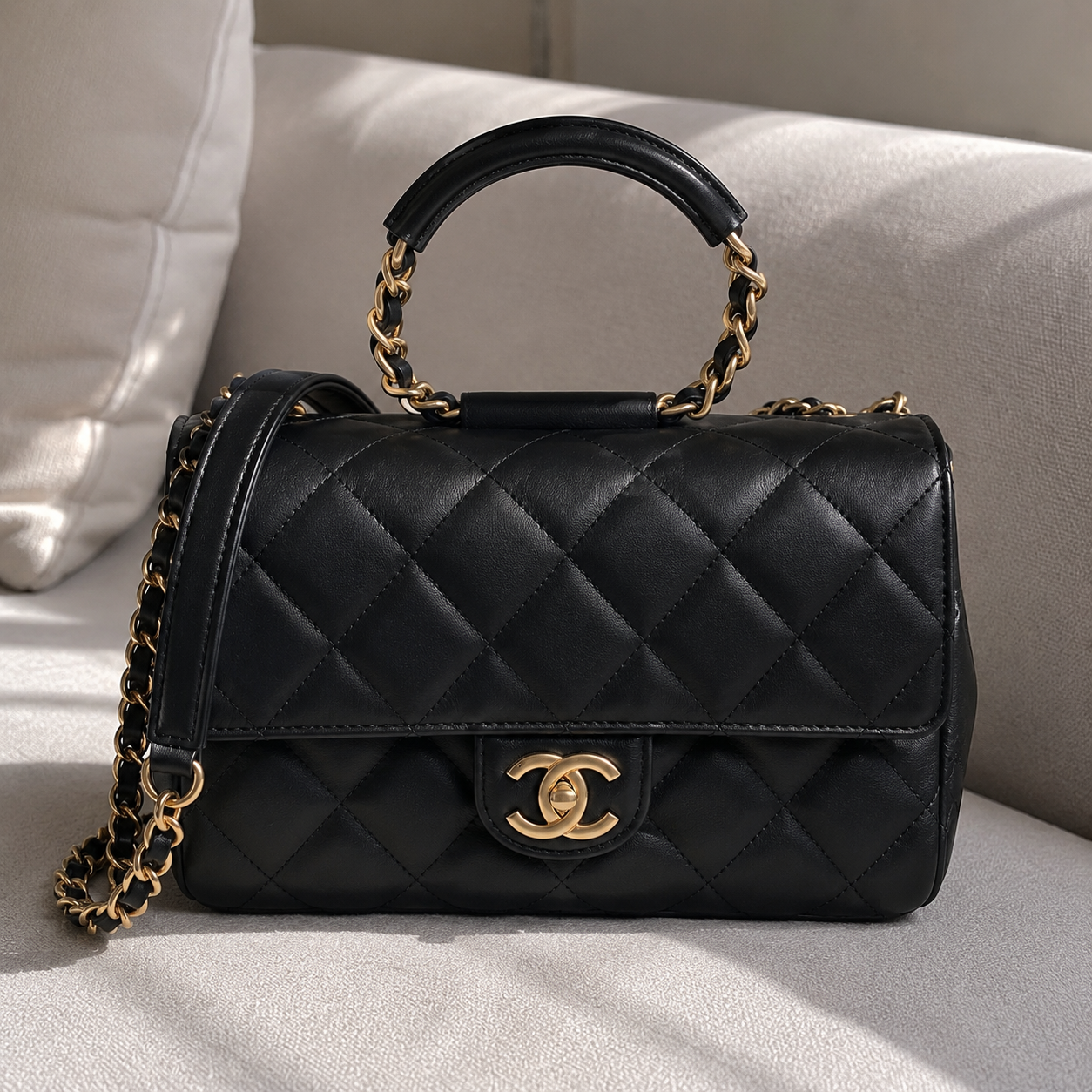 Chanel czarna torebka lambskin Quilted Small Circular Handle Bag Black