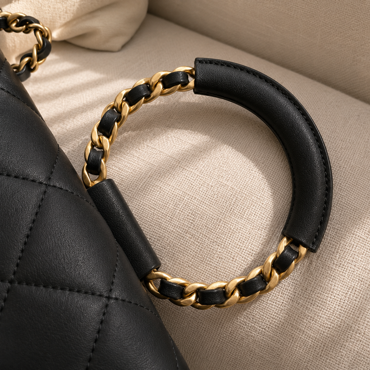 Chanel czarna torebka lambskin Quilted Small Circular Handle Bag Black - obrazek 8