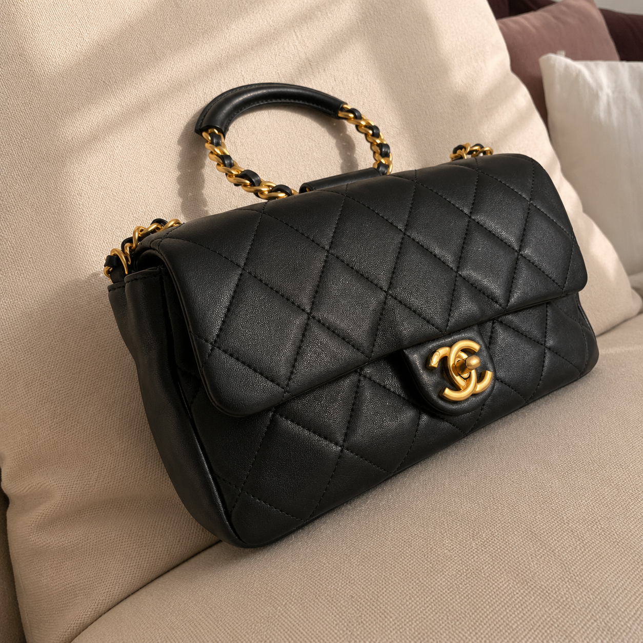 Chanel czarna torebka lambskin Quilted Small Circular Handle Bag Black - obrazek 9