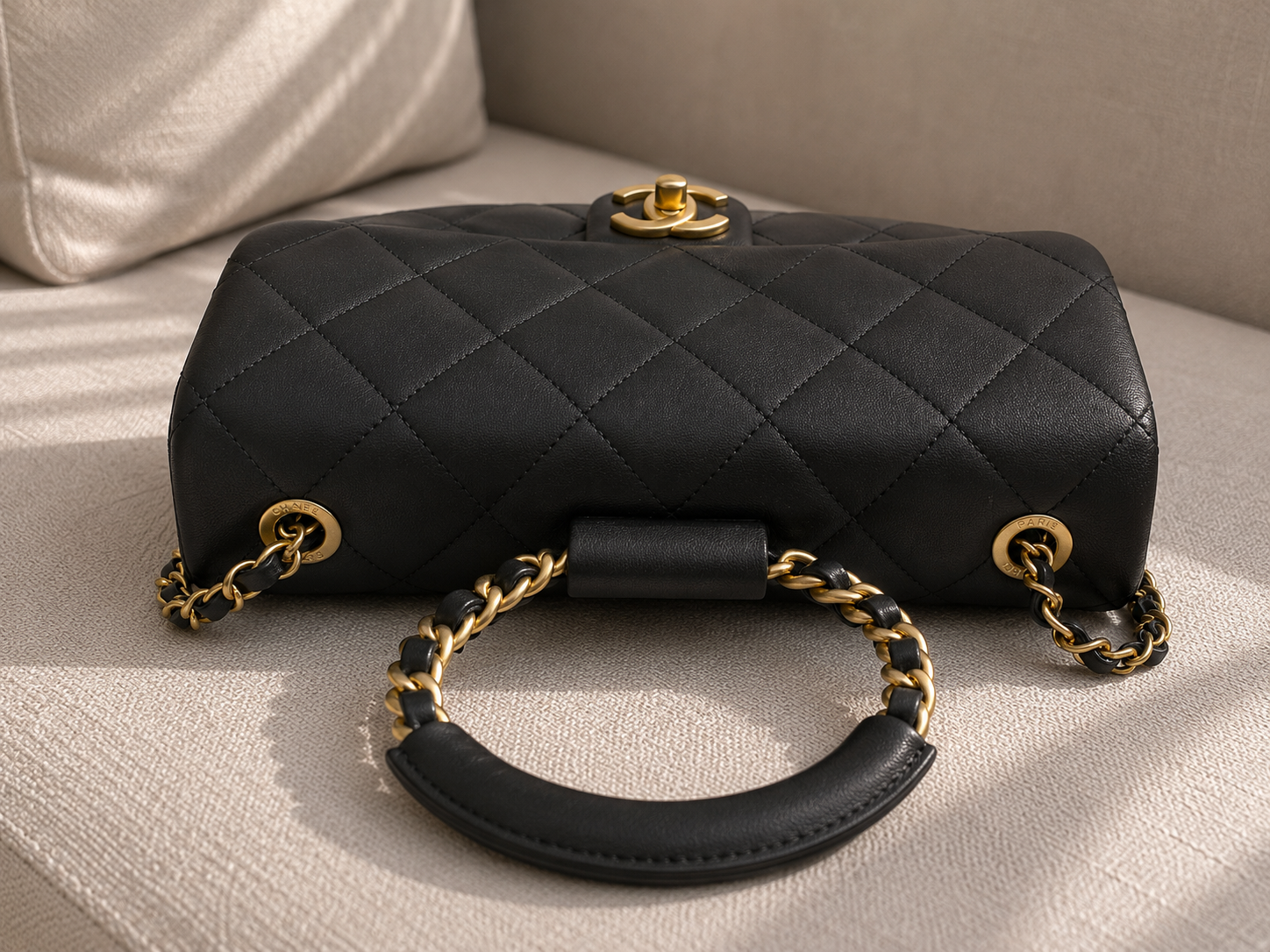 Chanel czarna torebka lambskin Quilted Small Circular Handle Bag Black - obrazek 4