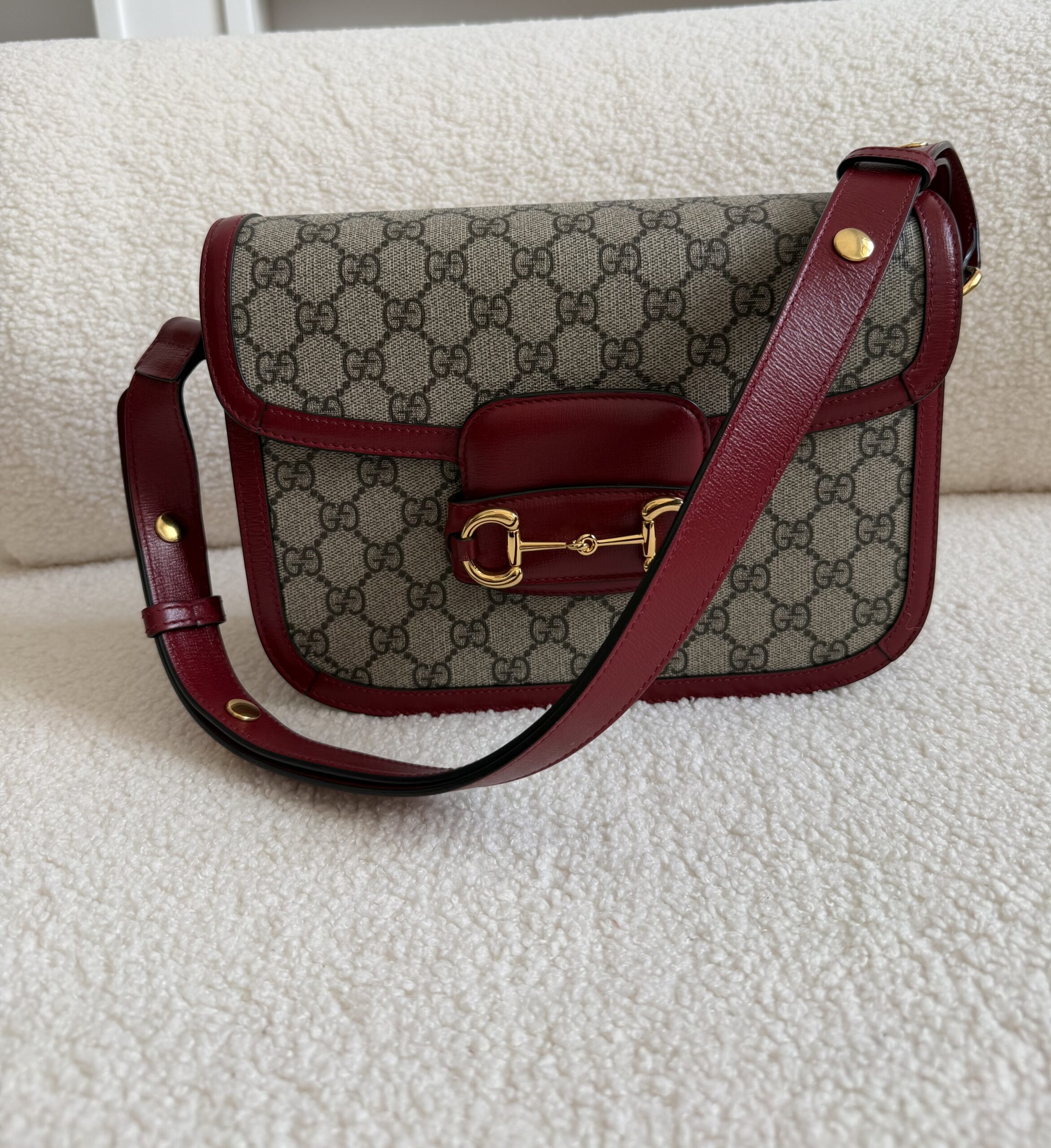 Gucci Horsebit klasyczna torebka z czerwienią - obrazek 3