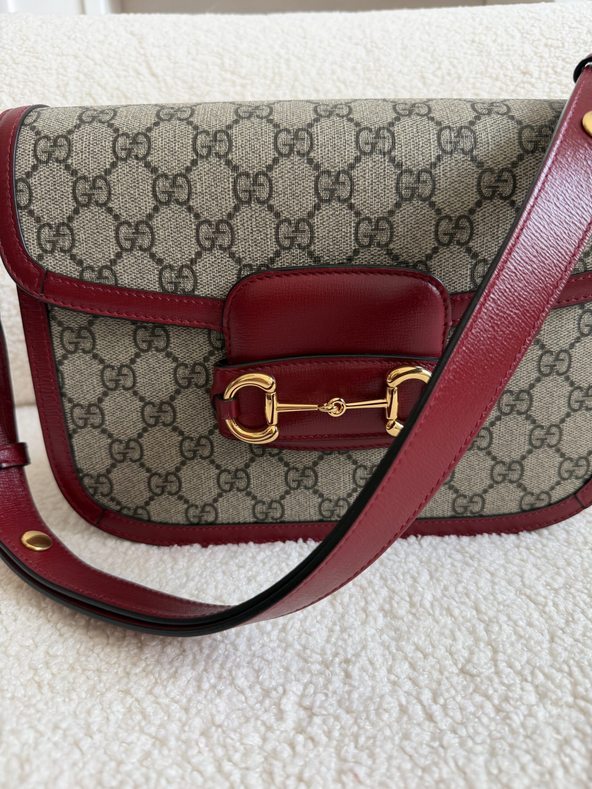 Gucci Horsebit klasyczna torebka z czerwienią - obrazek 4