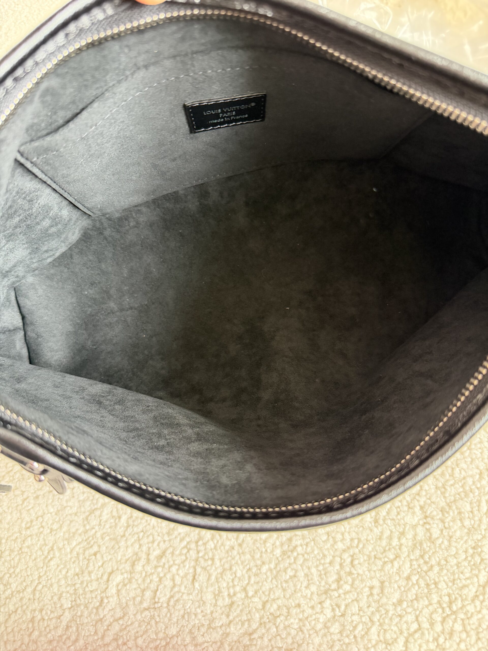 Louis Vuitton Caryall East West czarna torebka - obrazek 11