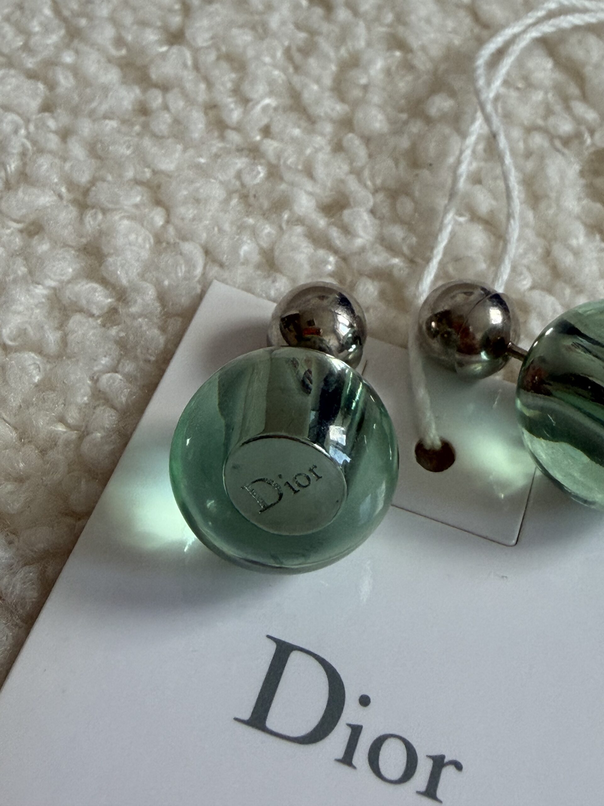 Dior akrylowe kolczyki - obrazek 4