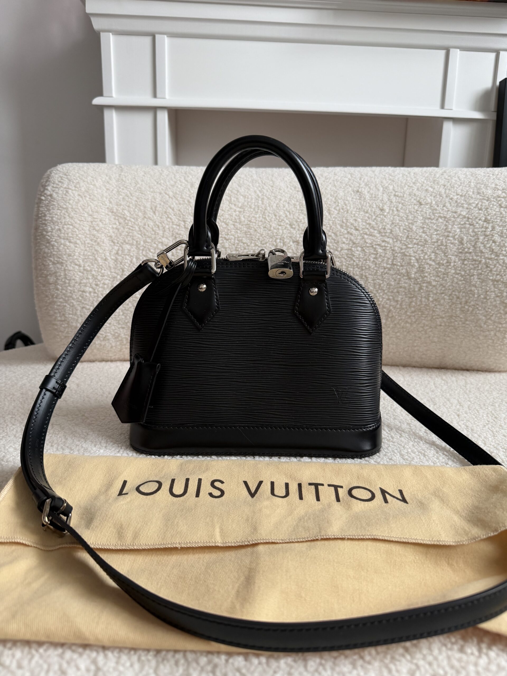 Louis Vuitton Alma bb epi leather czarna kuferek - obrazek 2