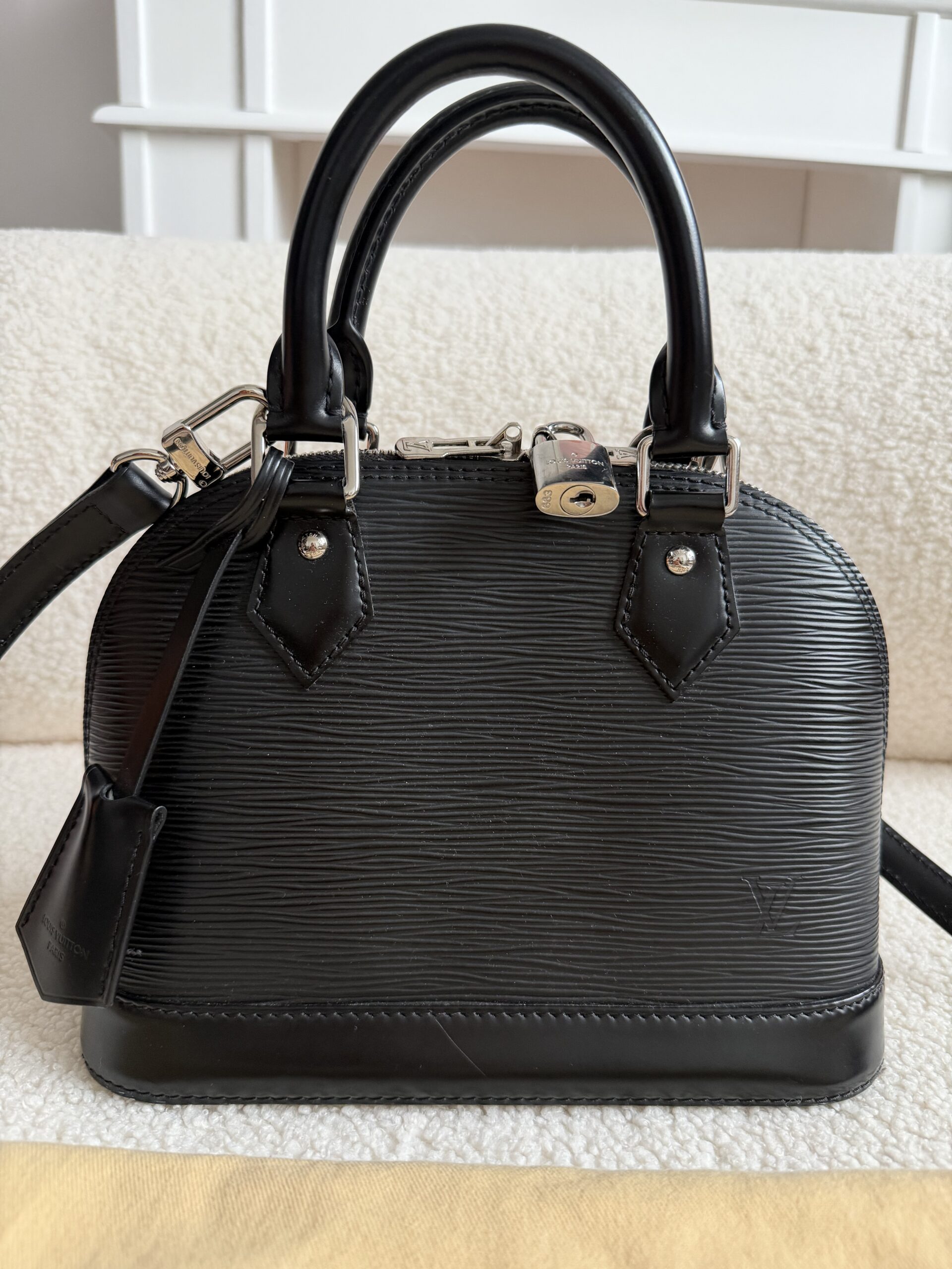 Louis Vuitton Alma bb epi leather czarna kuferek - obrazek 3