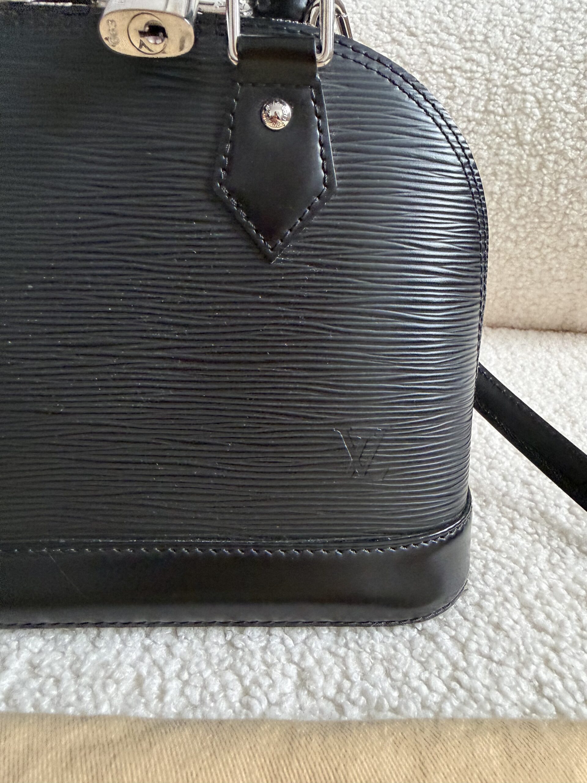 Louis Vuitton Alma bb epi leather czarna kuferek - obrazek 4