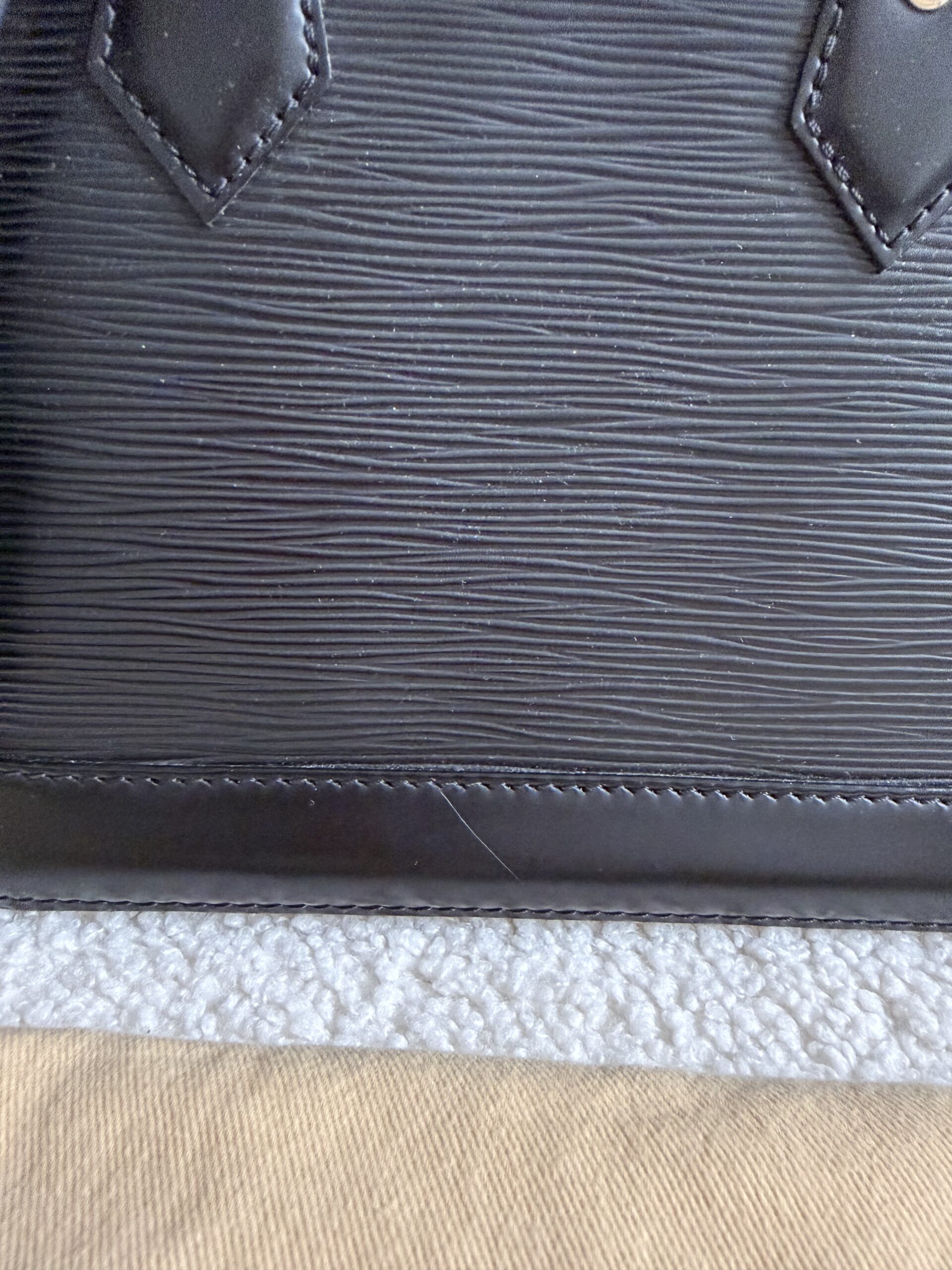 Louis Vuitton Alma bb epi leather czarna kuferek - obrazek 5