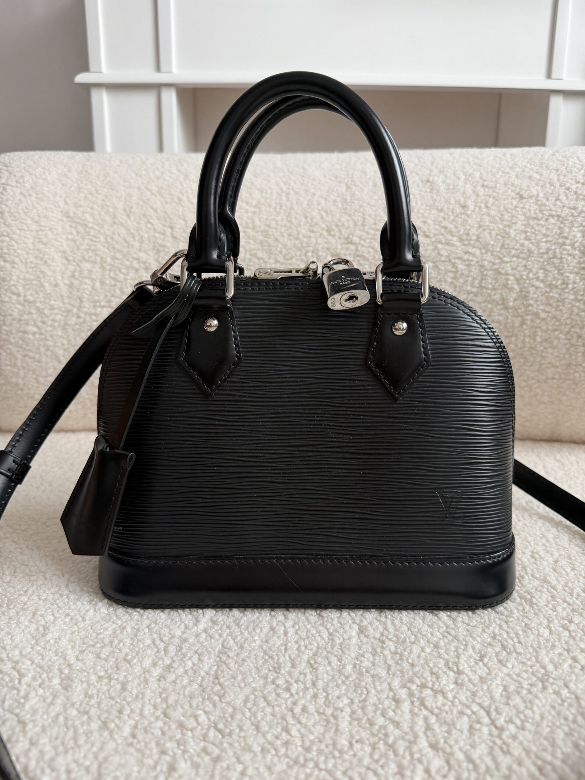 Louis Vuitton Alma bb epi leather czarna kuferek - obrazek 7