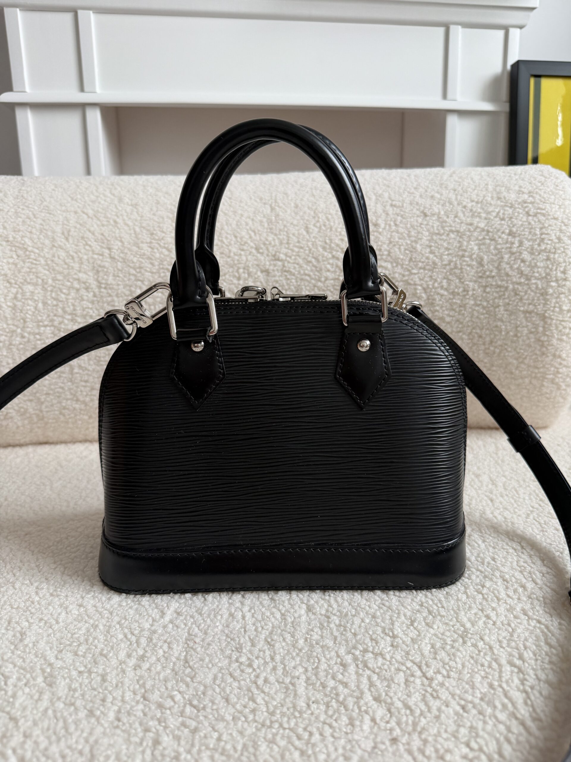Louis Vuitton Alma bb epi leather czarna kuferek - obrazek 8