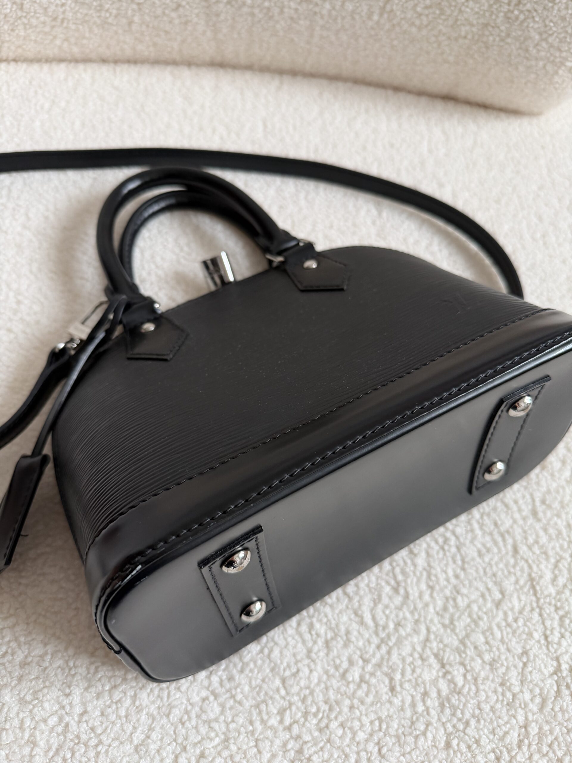 Louis Vuitton Alma bb epi leather czarna kuferek - obrazek 9