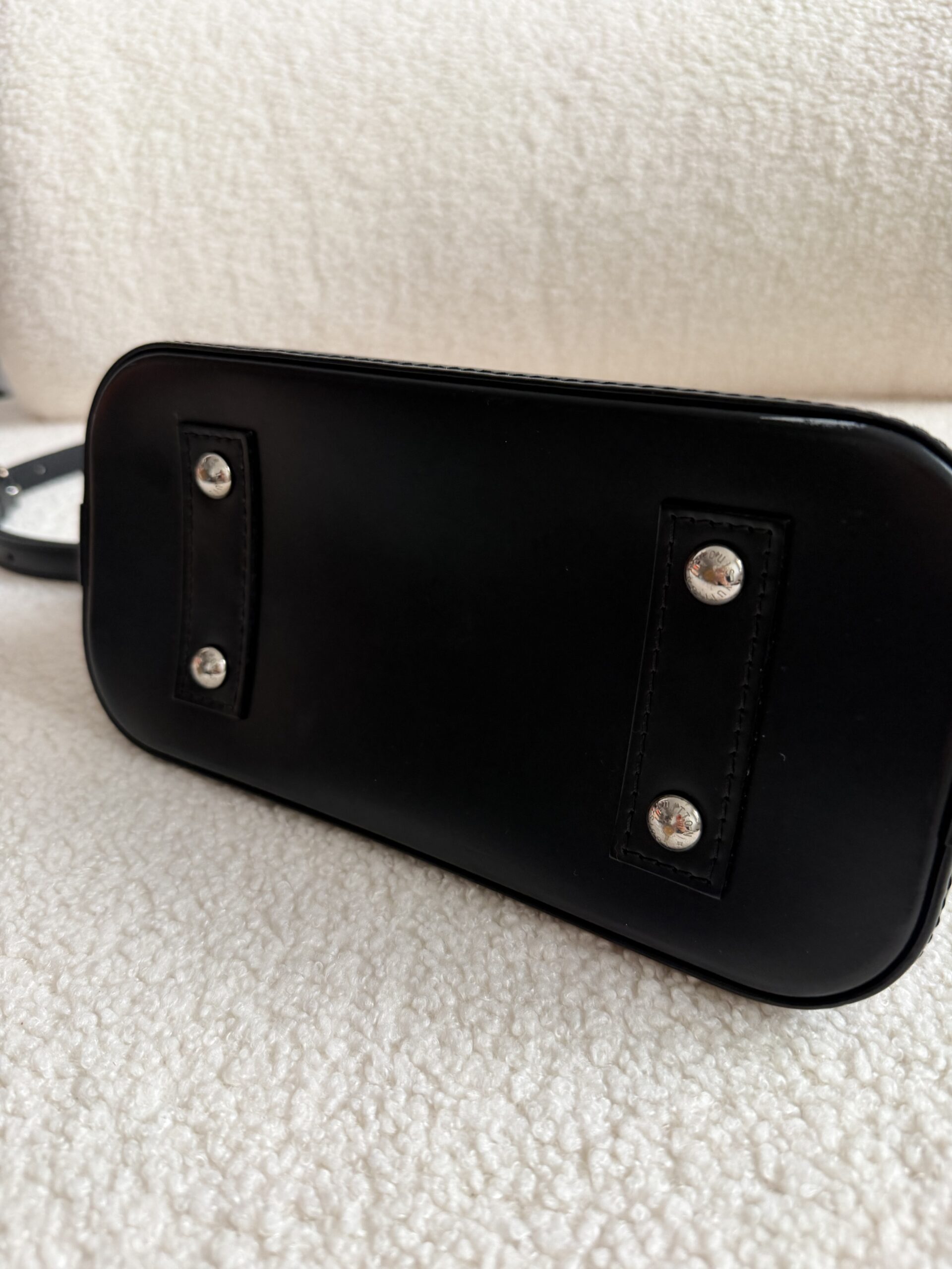 Louis Vuitton Alma bb epi leather czarna kuferek - obrazek 10