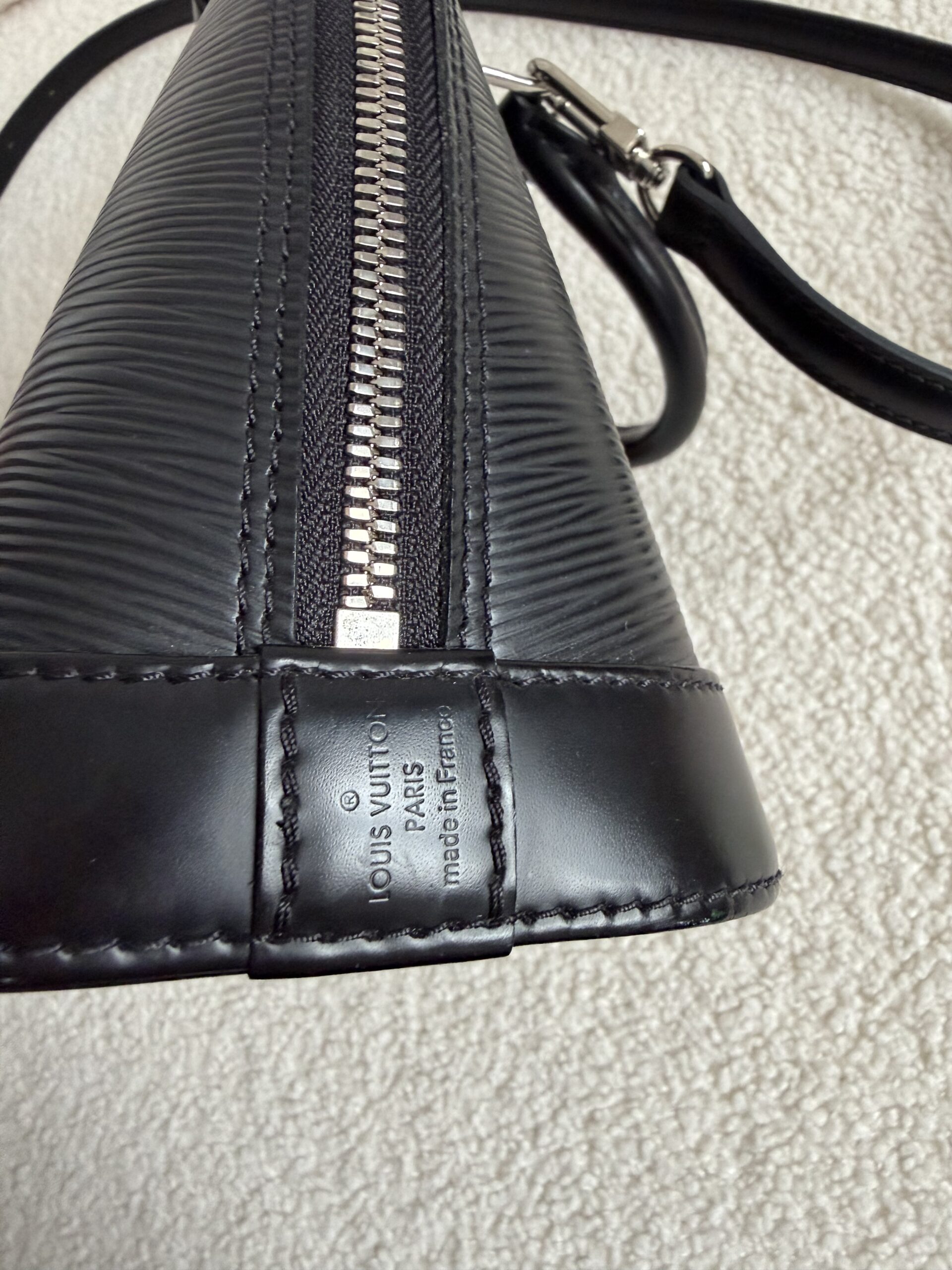 Louis Vuitton Alma bb epi leather czarna kuferek - obrazek 12