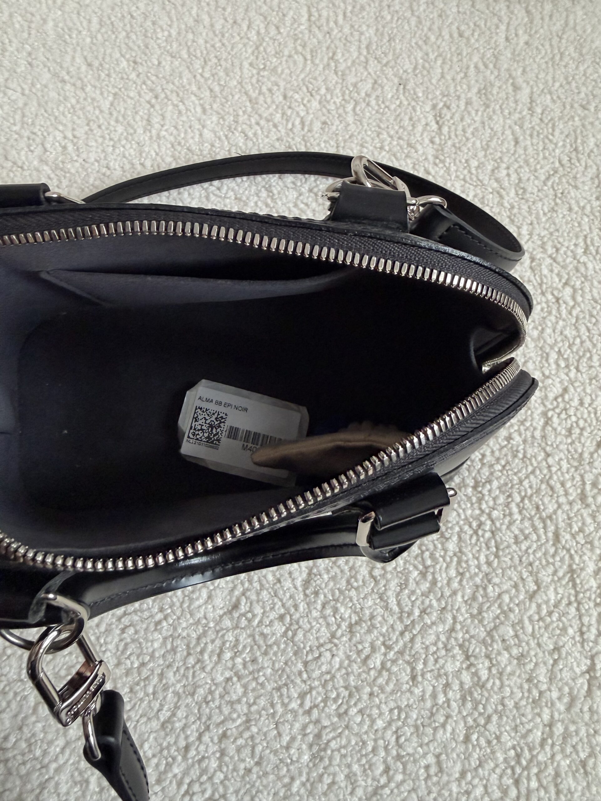 Louis Vuitton Alma bb epi leather czarna kuferek - obrazek 11