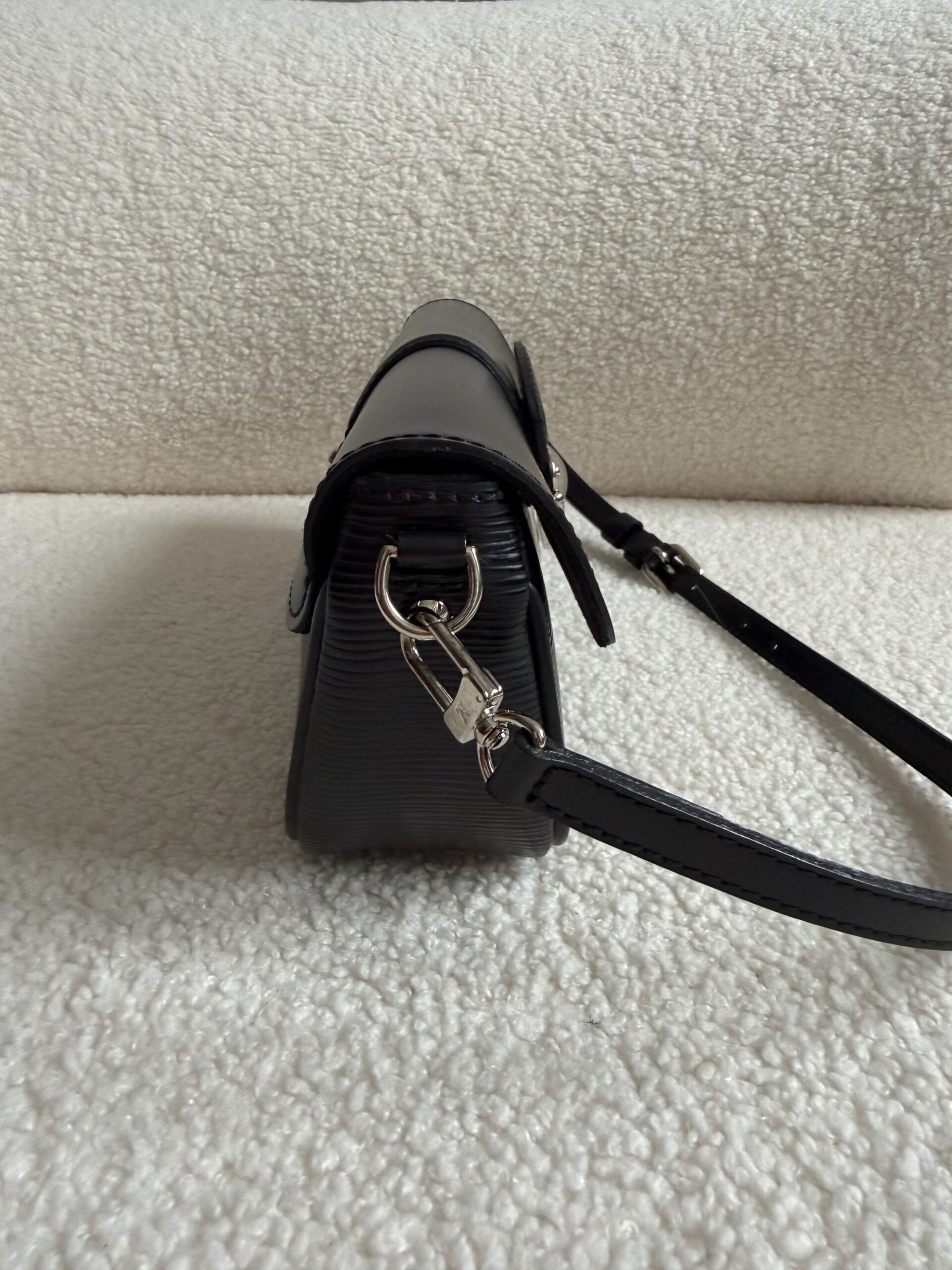 Louis Vuitton czarna torebka Montaigne Clutch vintage - obrazek 3