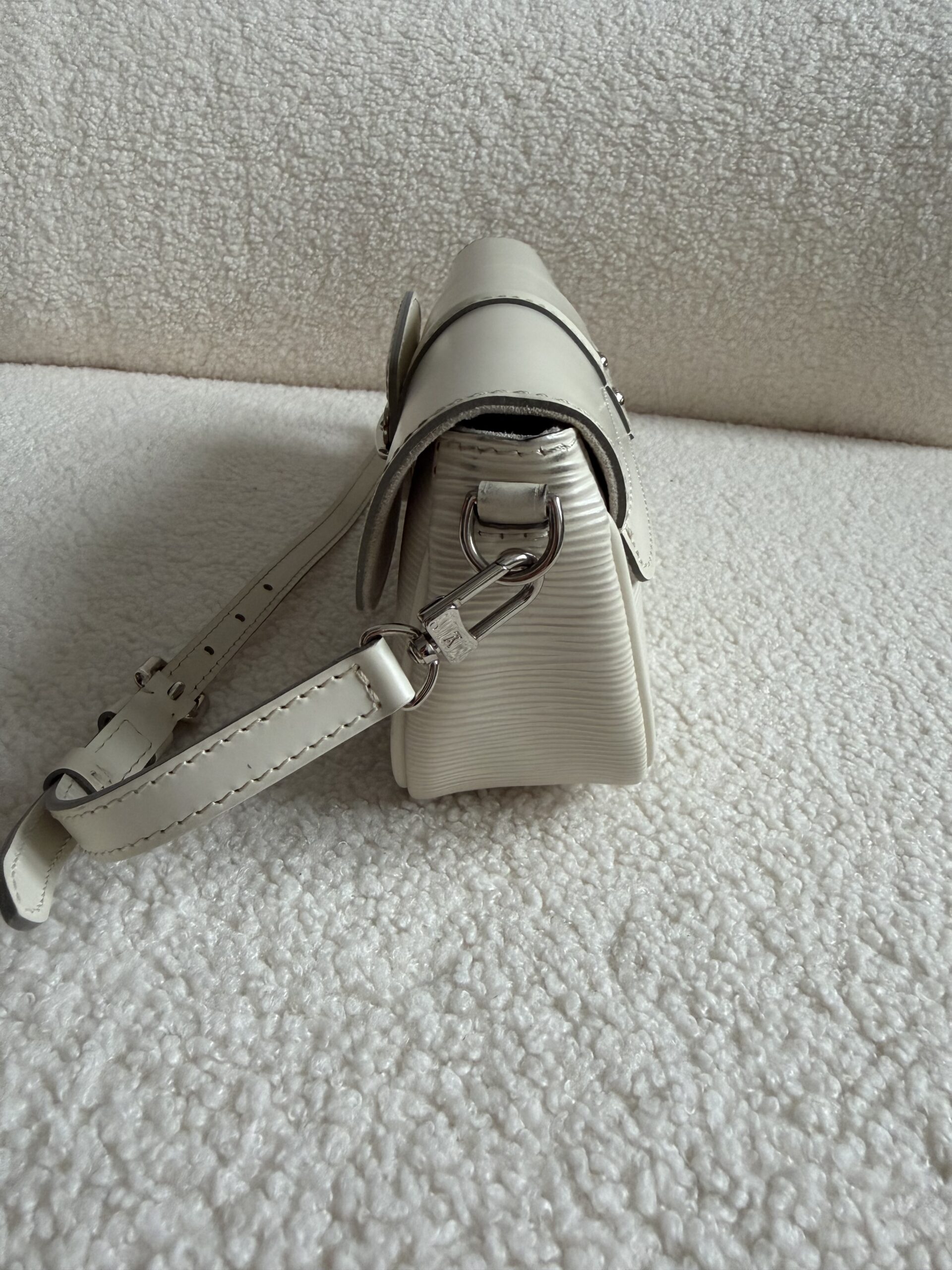 Louis Vuitton biała torebka Montaigne Clutch vintage - obrazek 3