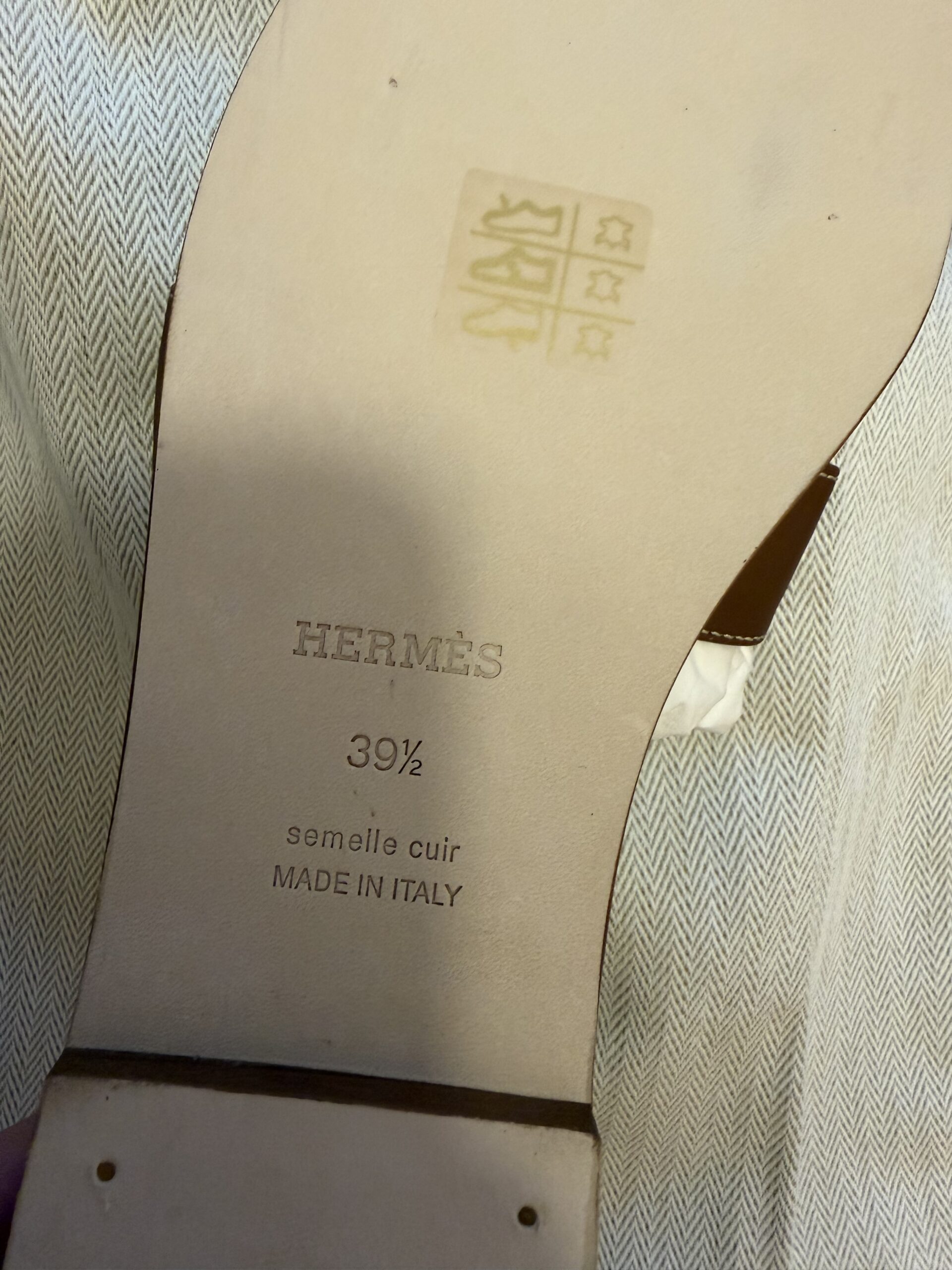 Hermes Oran klapki w kolorze camel 39,5 nowe - obrazek 6